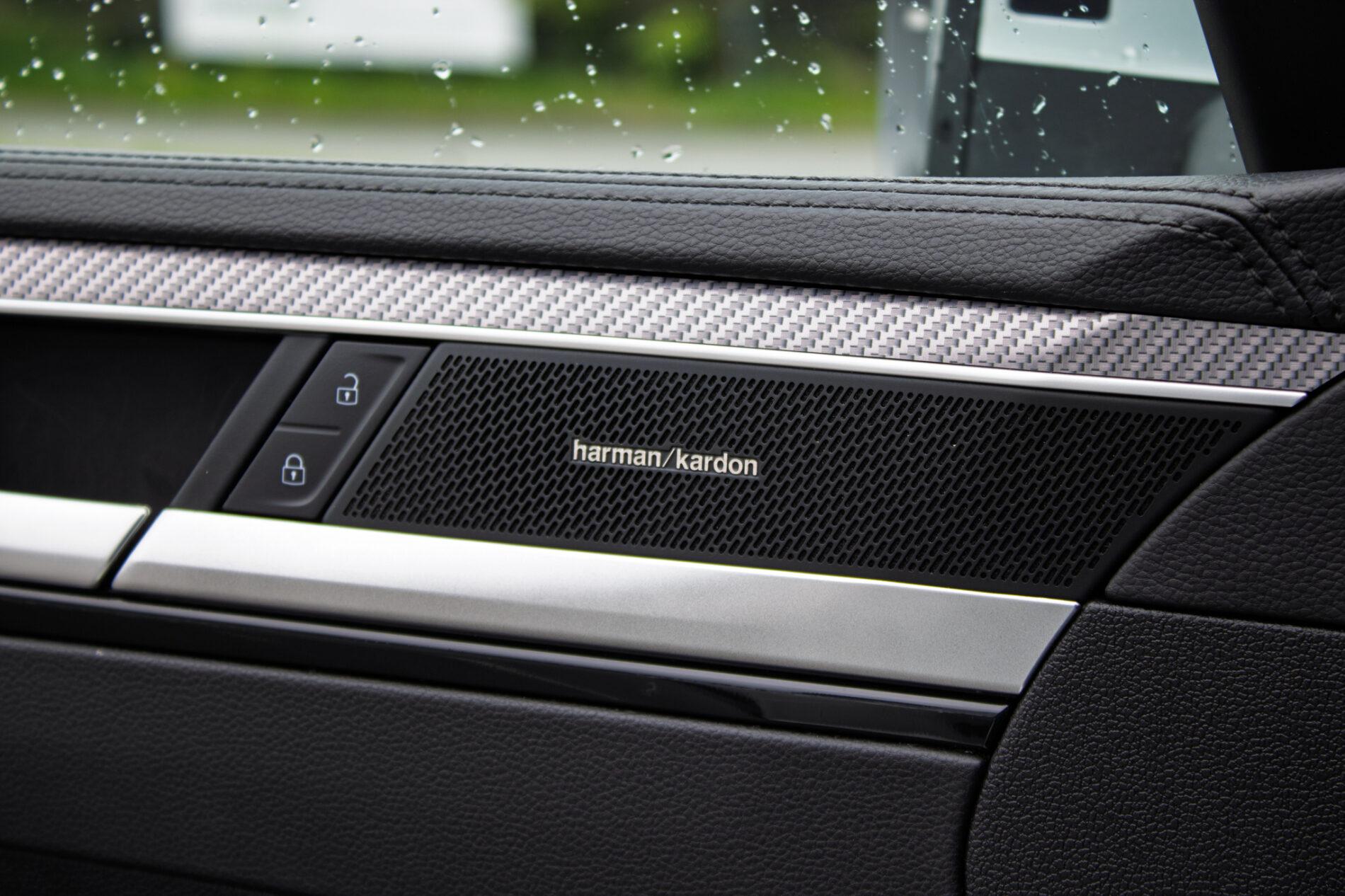 2022 Volkswagen Arteon R, bílá kombi, 64 564 km