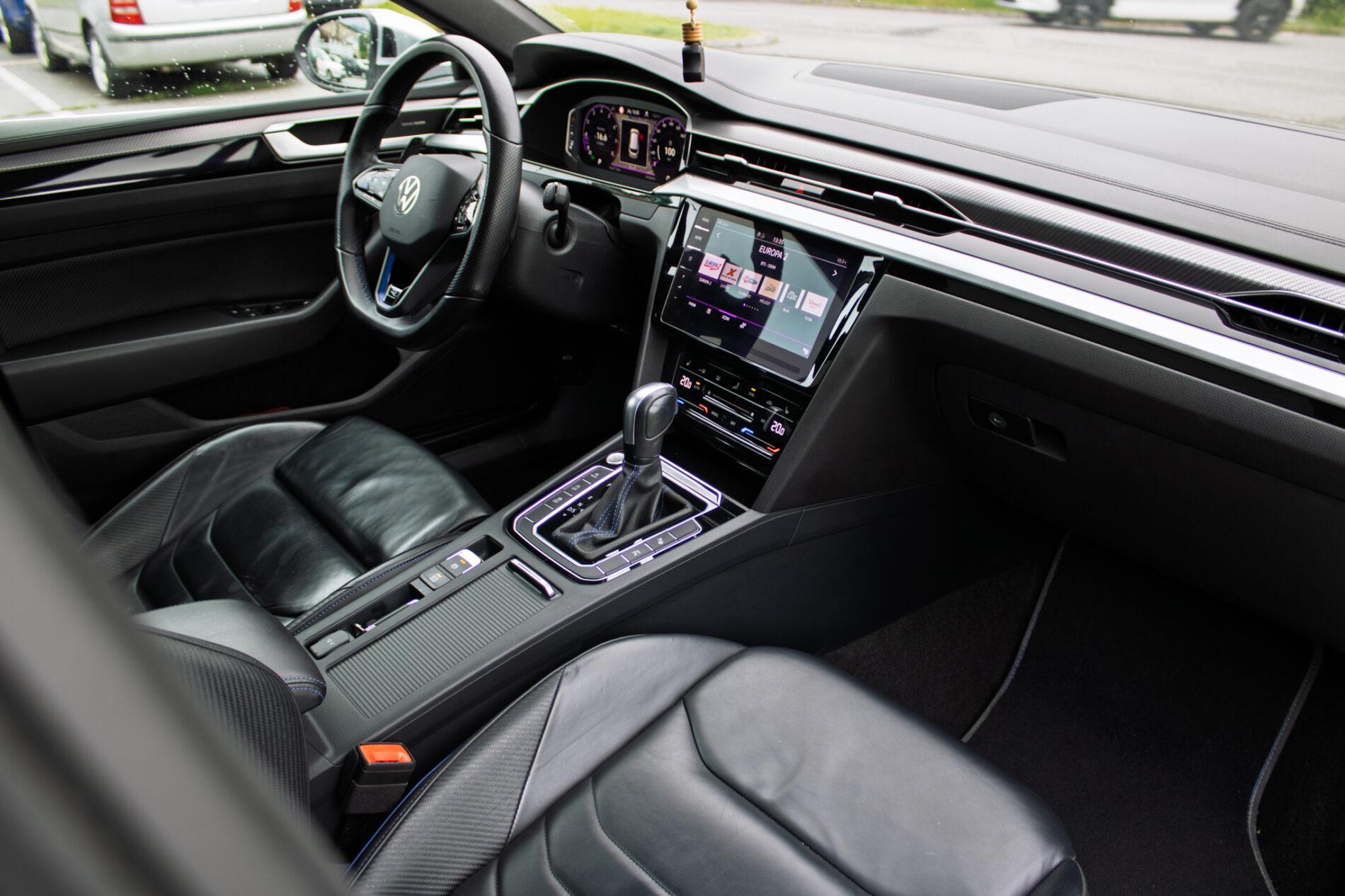 2022 Volkswagen Arteon R, bílá kombi, 64 564 km