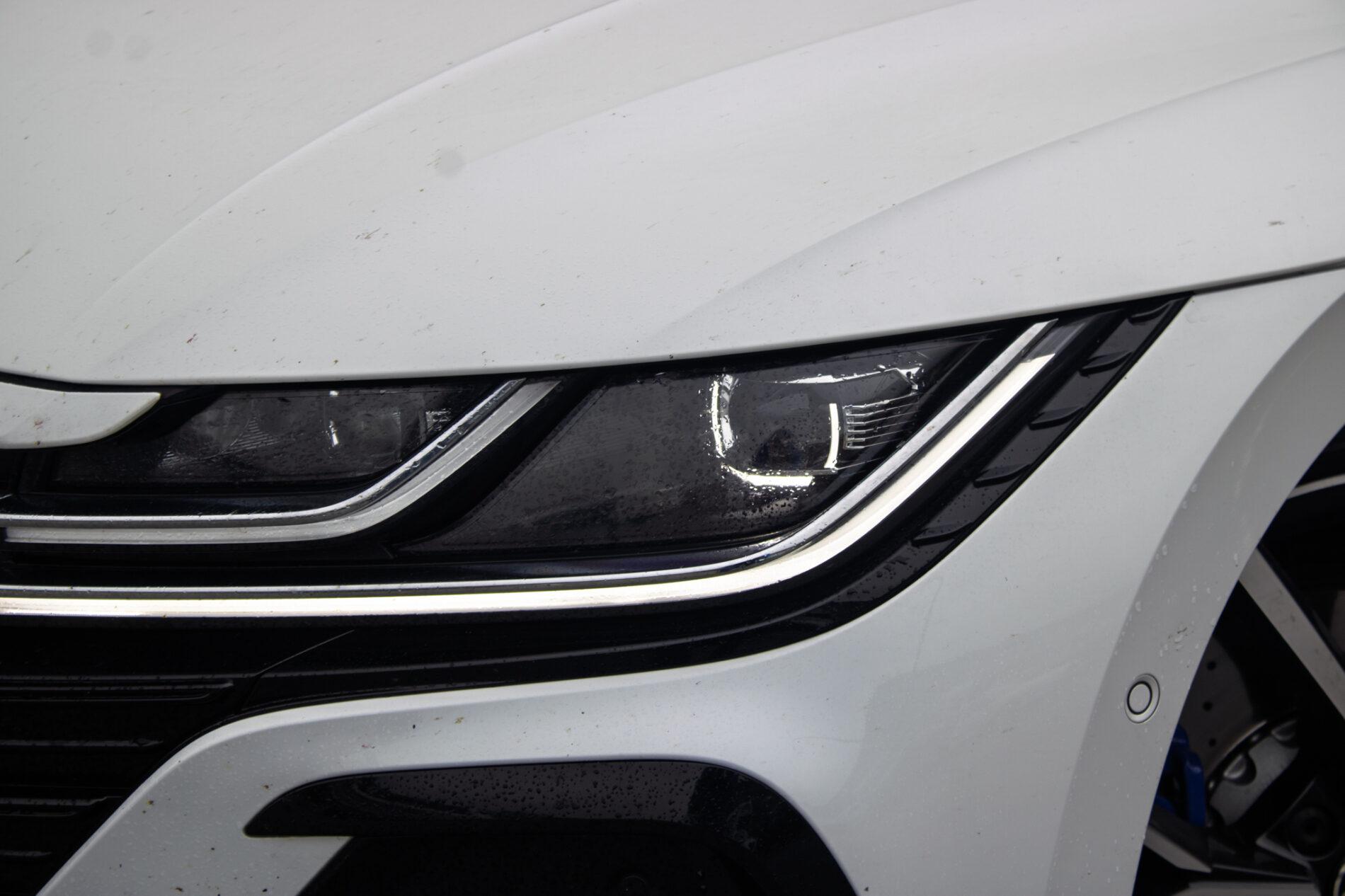 2022 Volkswagen Arteon R, bílá kombi, 64 564 km