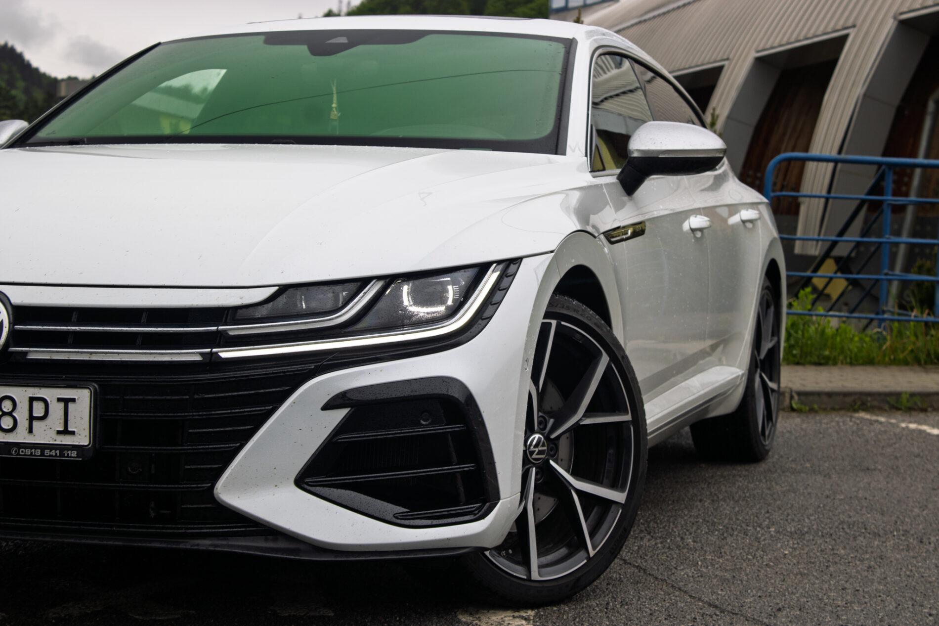 2022 Volkswagen Arteon R, bílá kombi, 64 564 km