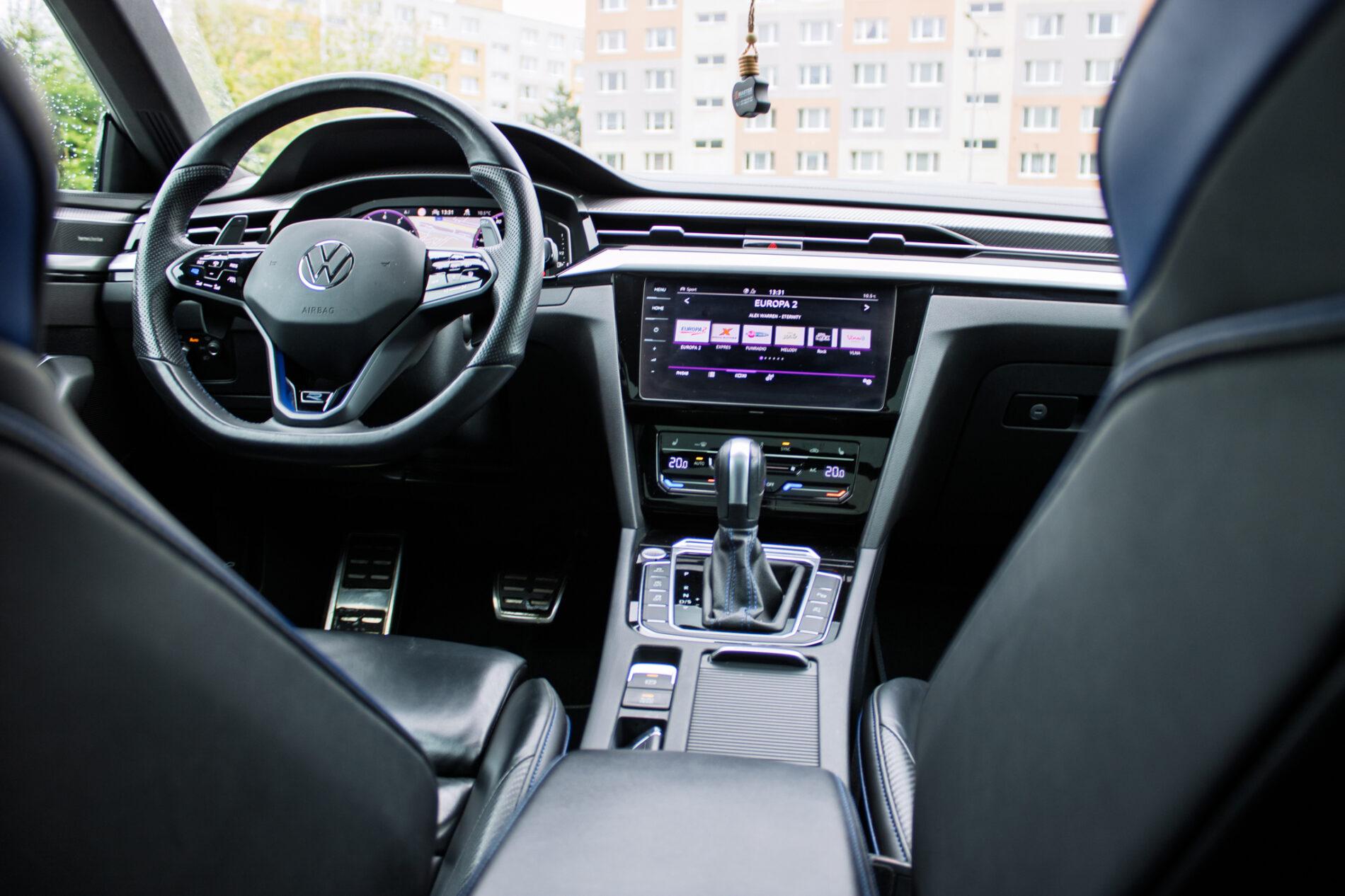 2022 Volkswagen Arteon R, bílá kombi, 64 564 km