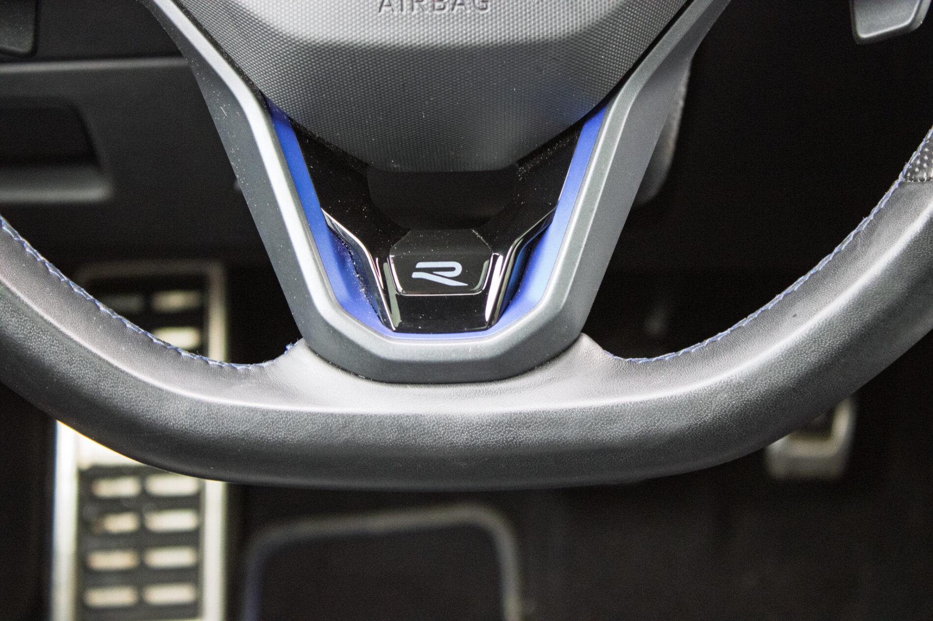 2022 Volkswagen Arteon R, bílá kombi, 64 564 km
