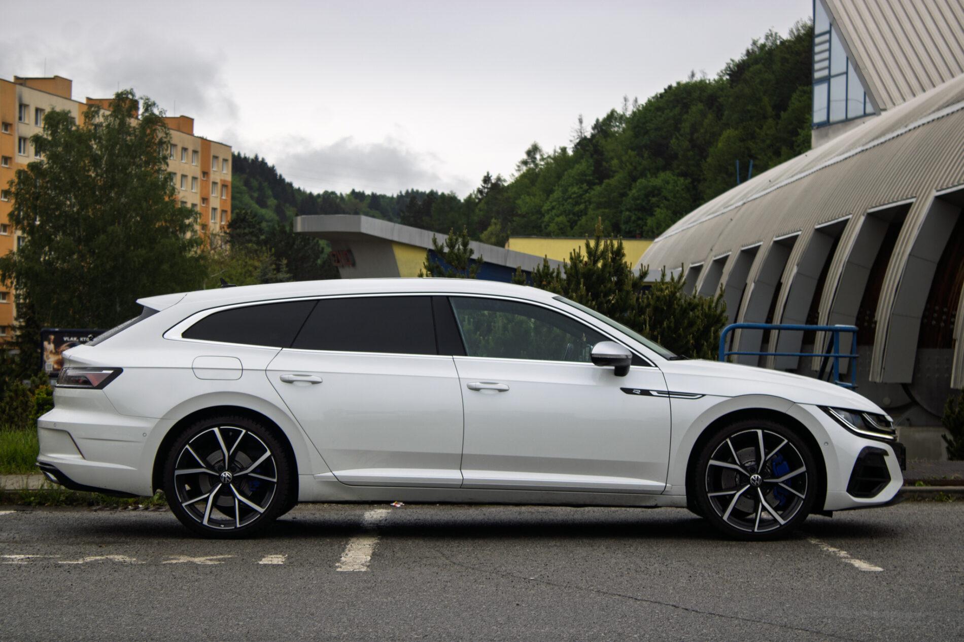 2022 Volkswagen Arteon R, bílá kombi, 64 564 km