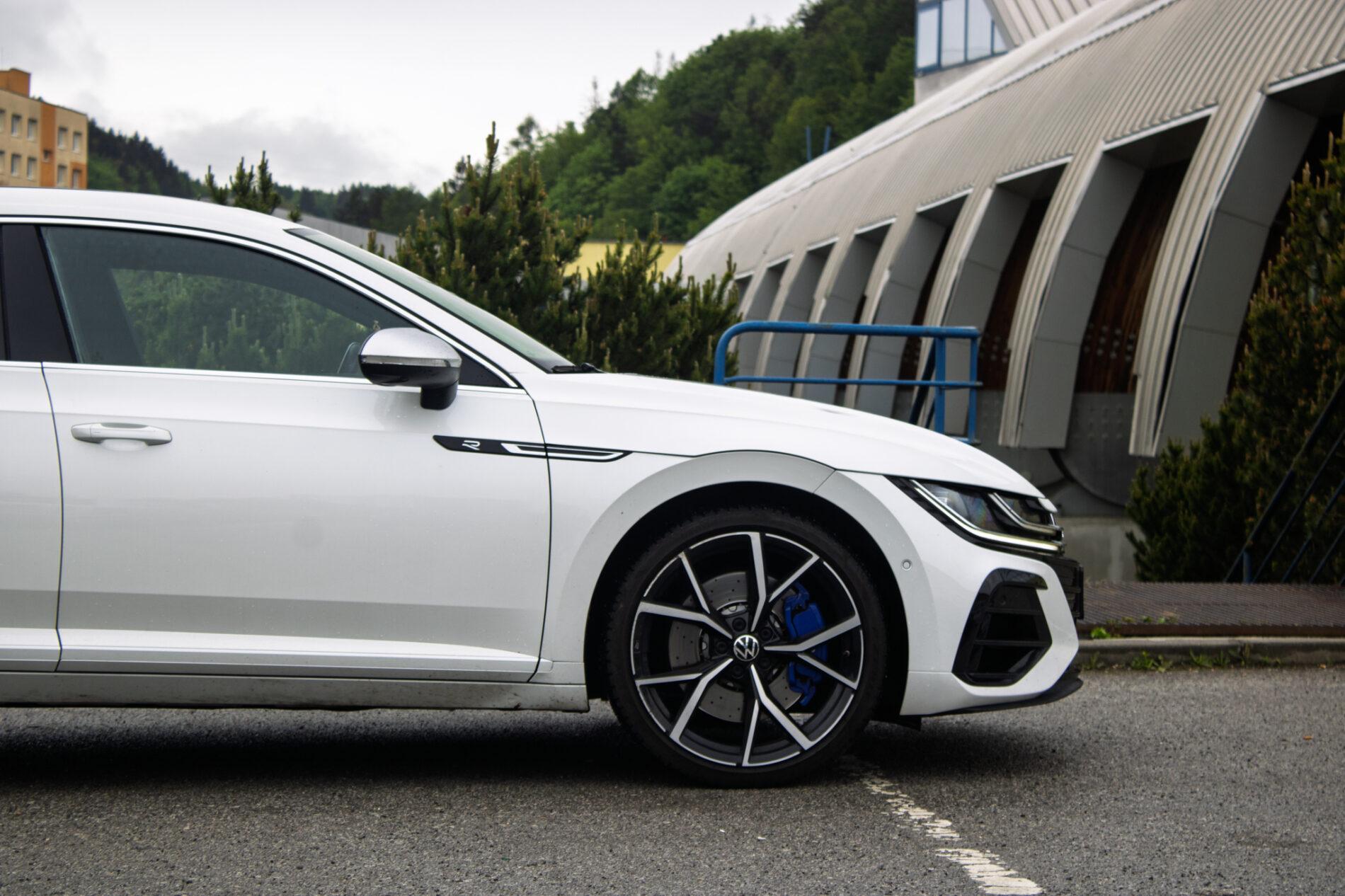 2022 Volkswagen Arteon R, bílá kombi, 64 564 km