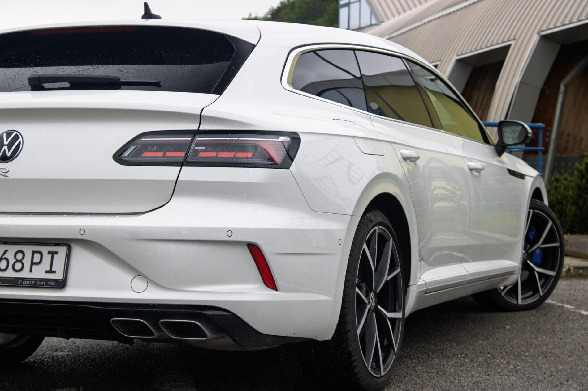 2022 Volkswagen Arteon R, bílá kombi, 64 564 km
