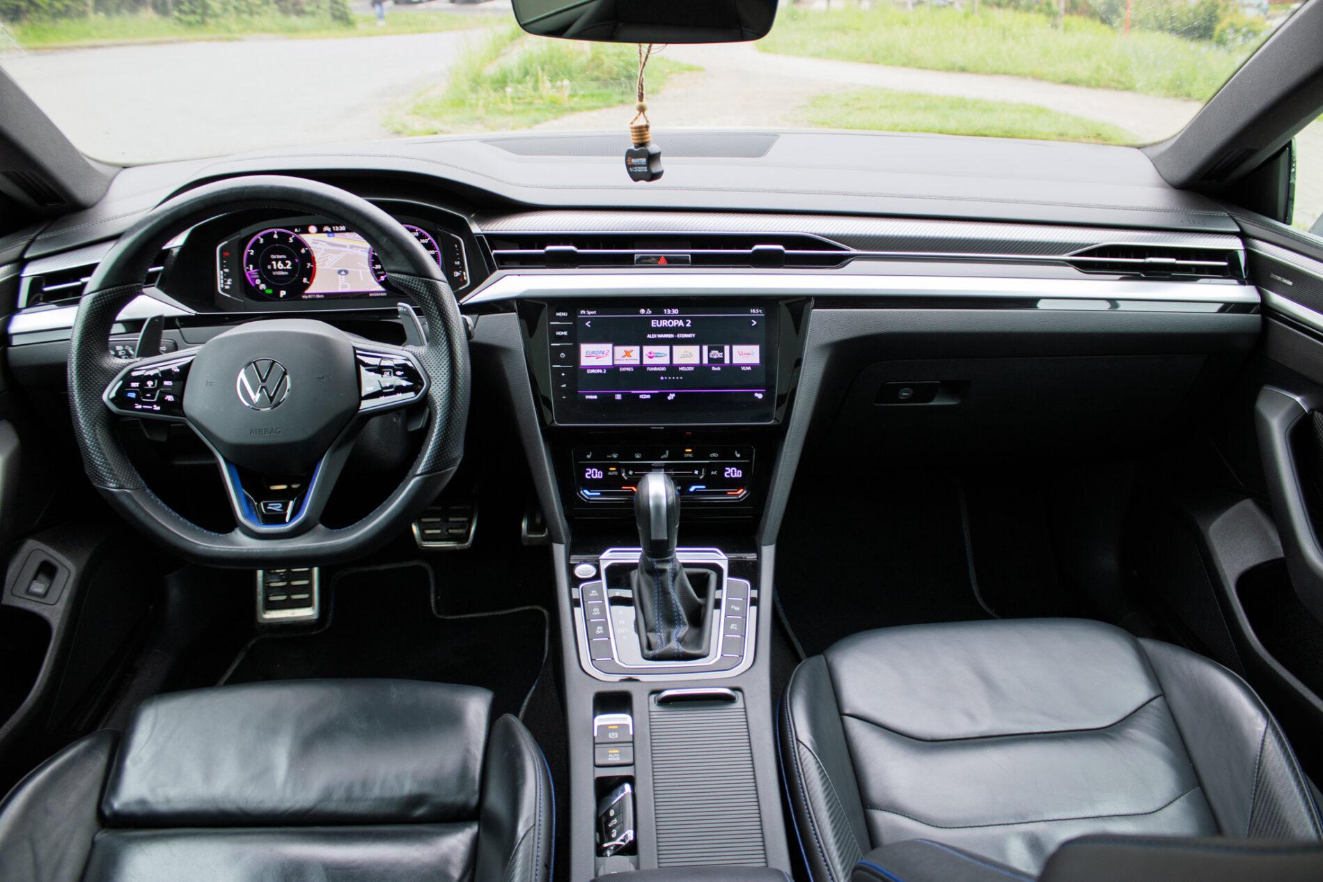 2022 Volkswagen Arteon R, bílá kombi, 64 564 km