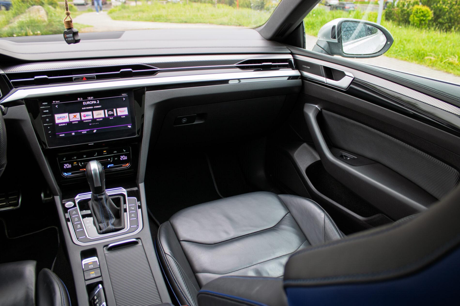 2022 Volkswagen Arteon R, bílá kombi, 64 564 km