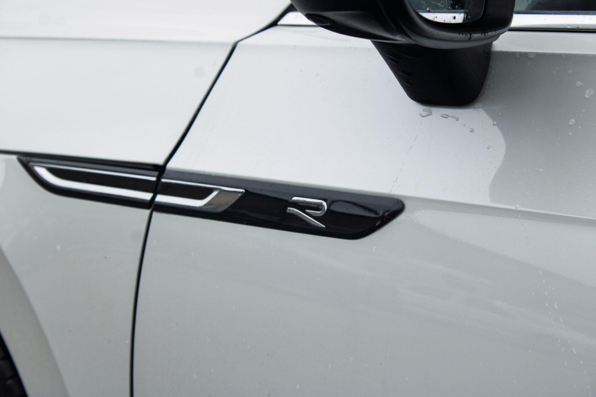 2022 Volkswagen Arteon R, bílá kombi, 64 564 km