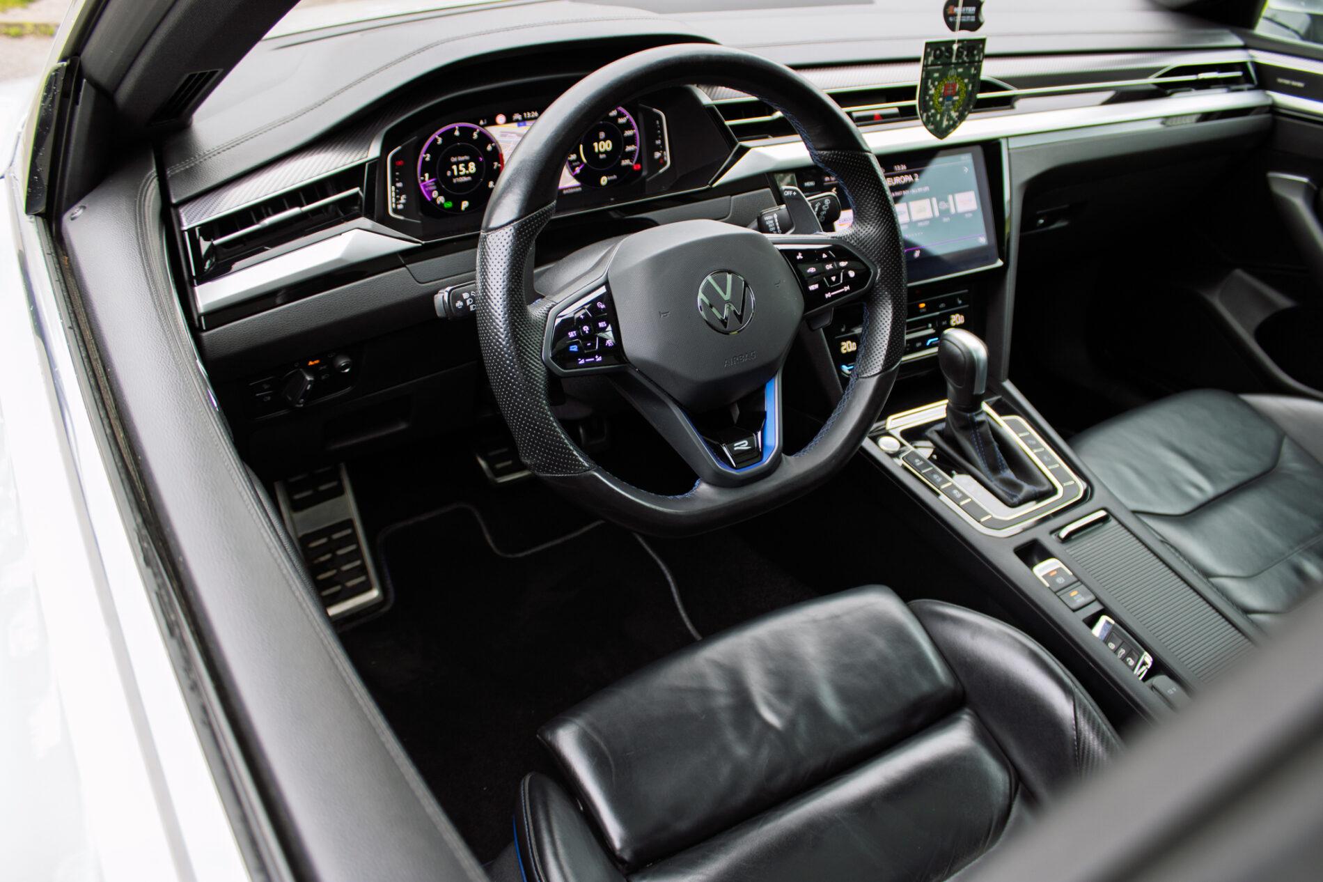 2022 Volkswagen Arteon R, bílá kombi, 64 564 km