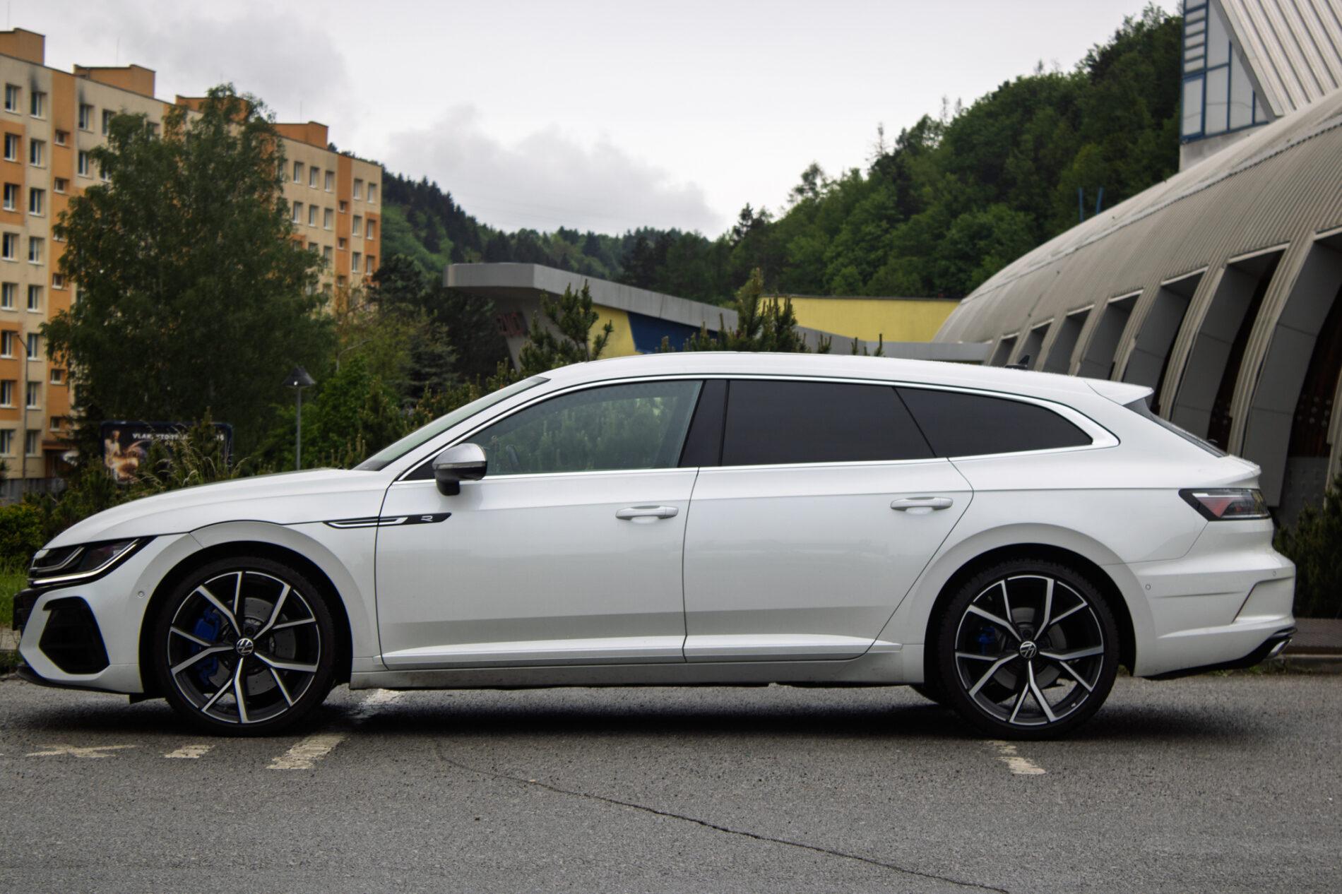 2022 Volkswagen Arteon R, bílá kombi, 64 564 km