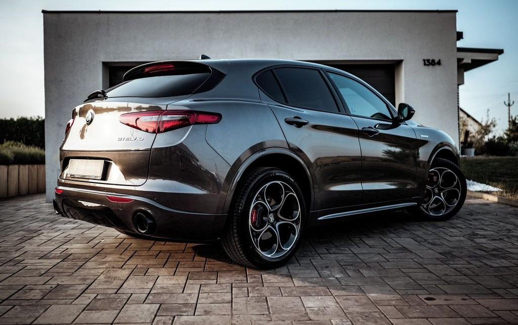 2023 Alfa Romeo Stelvio Veloce Q4, šedá suv, 17 800 km