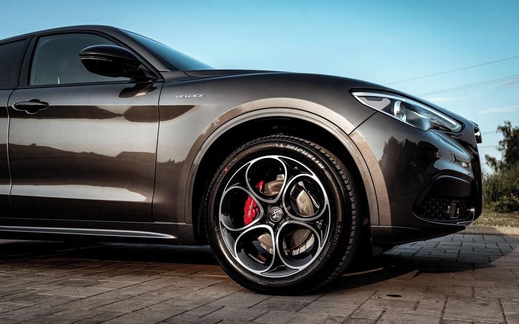 2023 Alfa Romeo Stelvio Veloce Q4, šedá suv, 17 800 km