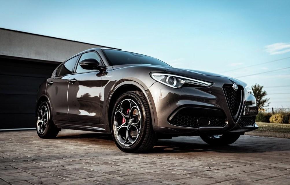 2023 Alfa Romeo Stelvio Veloce Q4, šedá suv, 17 800 km