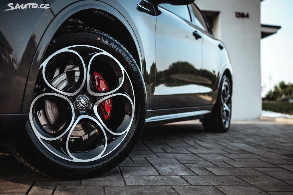 2023 Alfa Romeo Stelvio Veloce Q4, šedá suv, 17 800 km