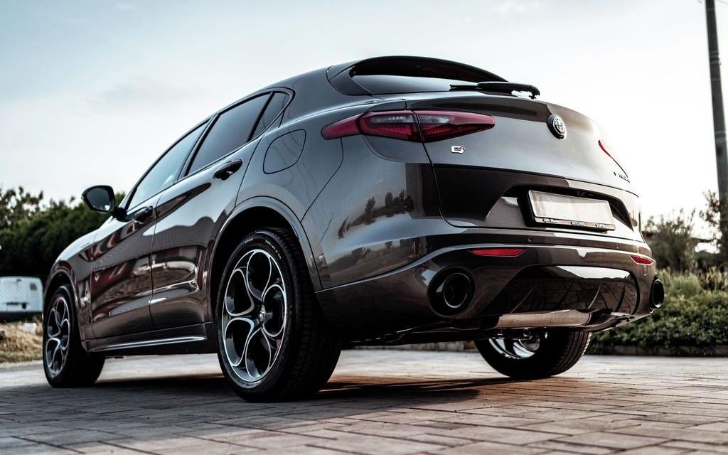 2023 Alfa Romeo Stelvio Veloce Q4, šedá suv, 17 800 km