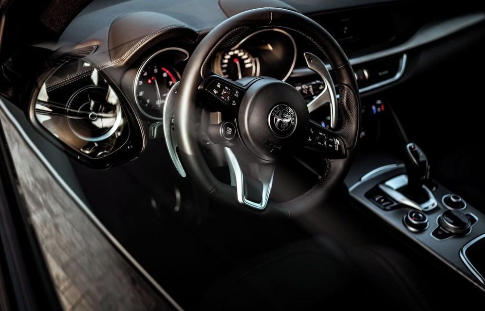 2023 Alfa Romeo Stelvio Veloce Q4, šedá suv, 17 800 km