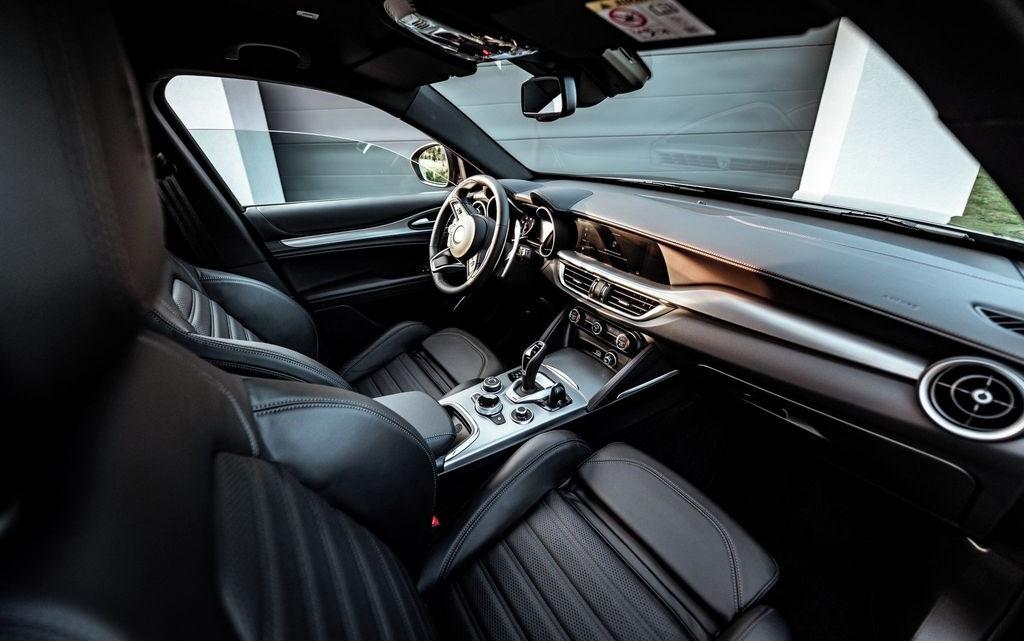 2023 Alfa Romeo Stelvio Veloce Q4, šedá suv, 17 800 km