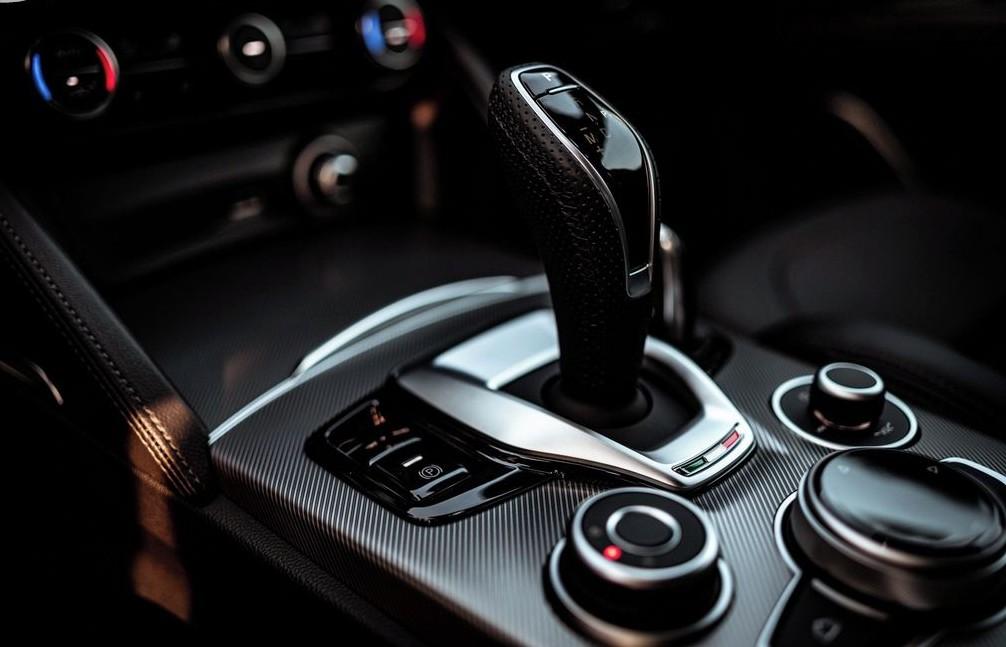 2023 Alfa Romeo Stelvio Veloce Q4, šedá suv, 17 800 km