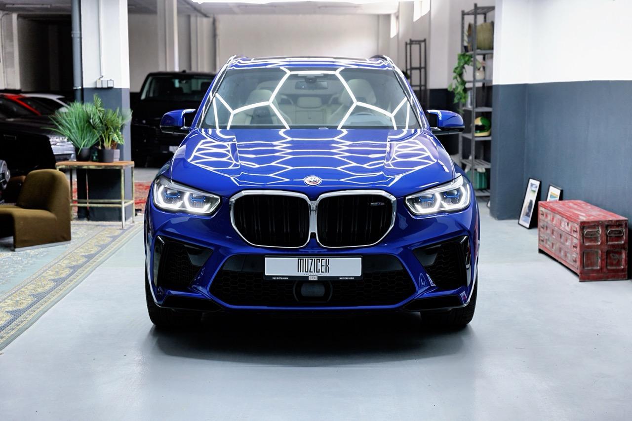 2022 BMW X5 M, tmavě modrá suv, 29 800 km