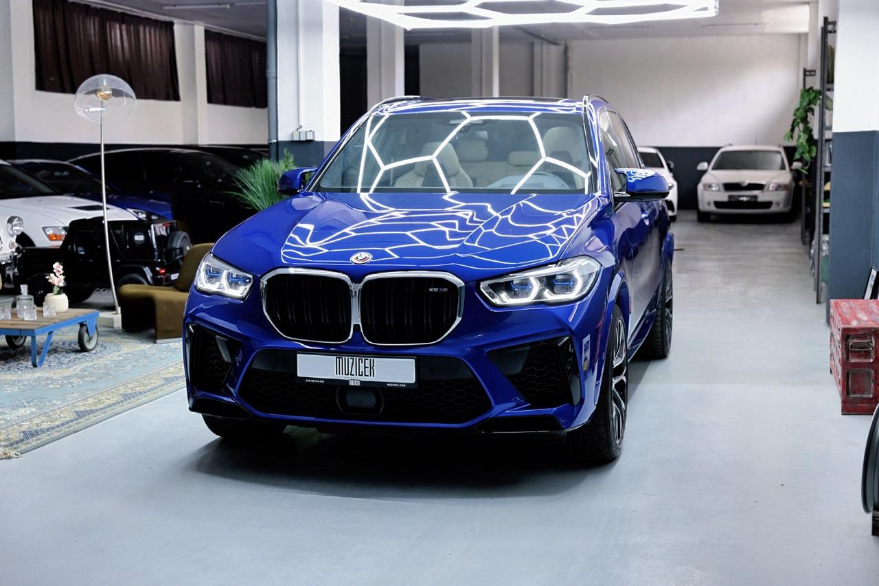 2022 BMW X5 M, tmavě modrá suv, 29 800 km