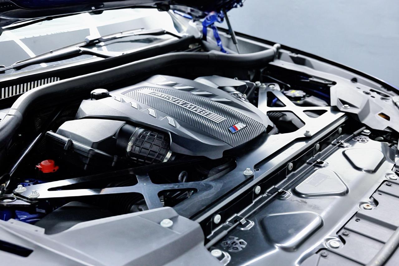 2022 BMW X5 M, tmavě modrá suv, 29 800 km