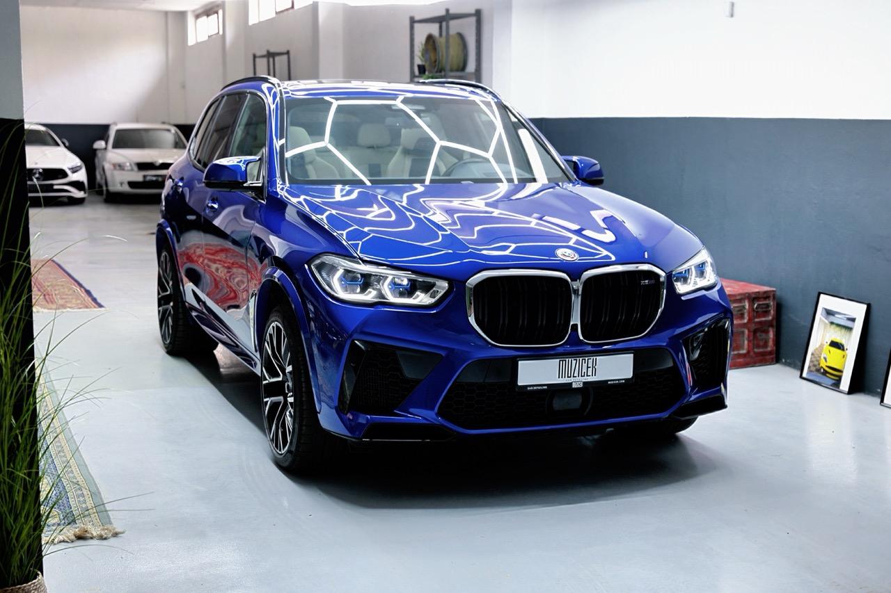 2022 BMW X5 M, tmavě modrá suv, 29 800 km