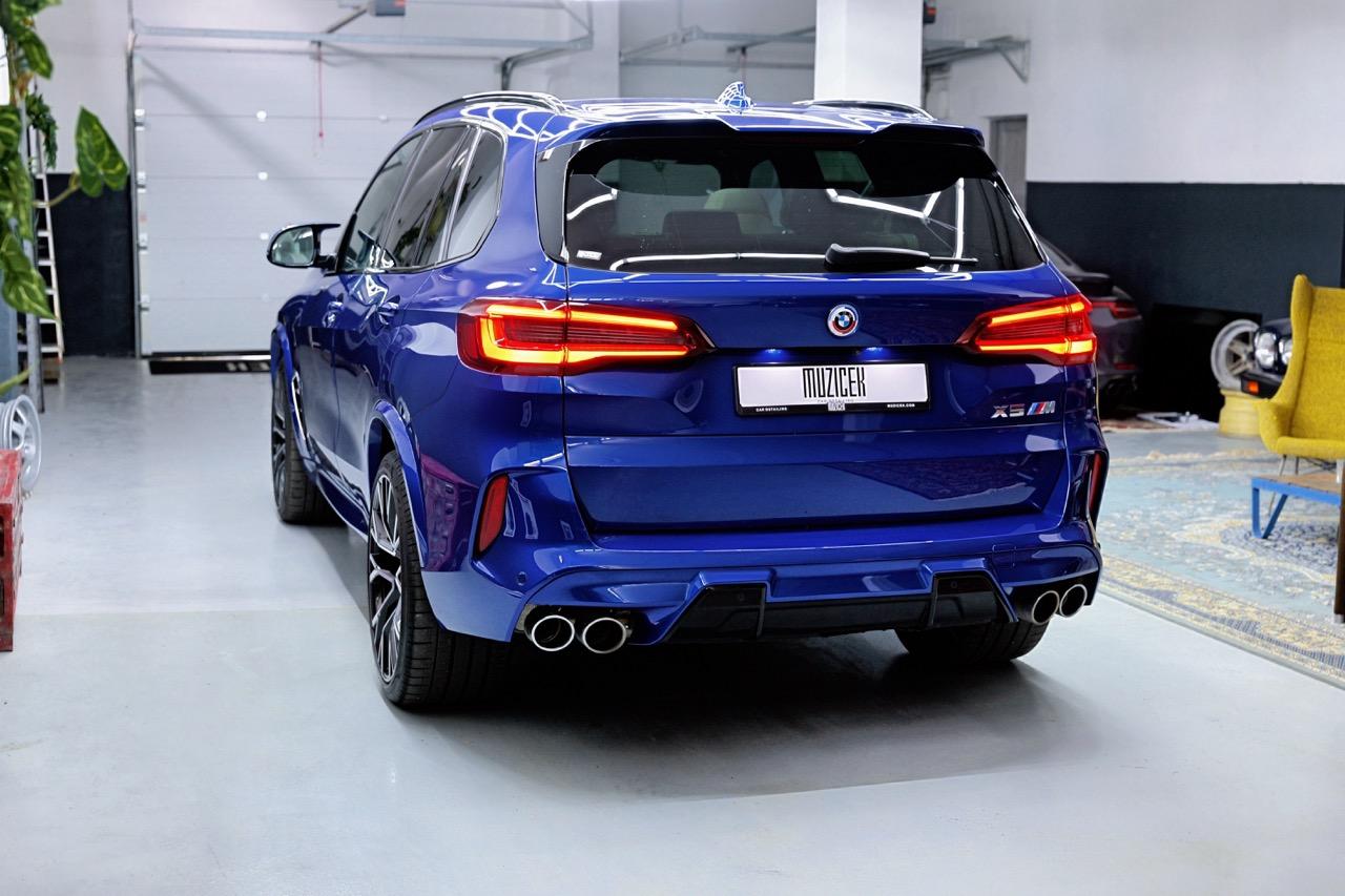 2022 BMW X5 M, tmavě modrá suv, 29 800 km