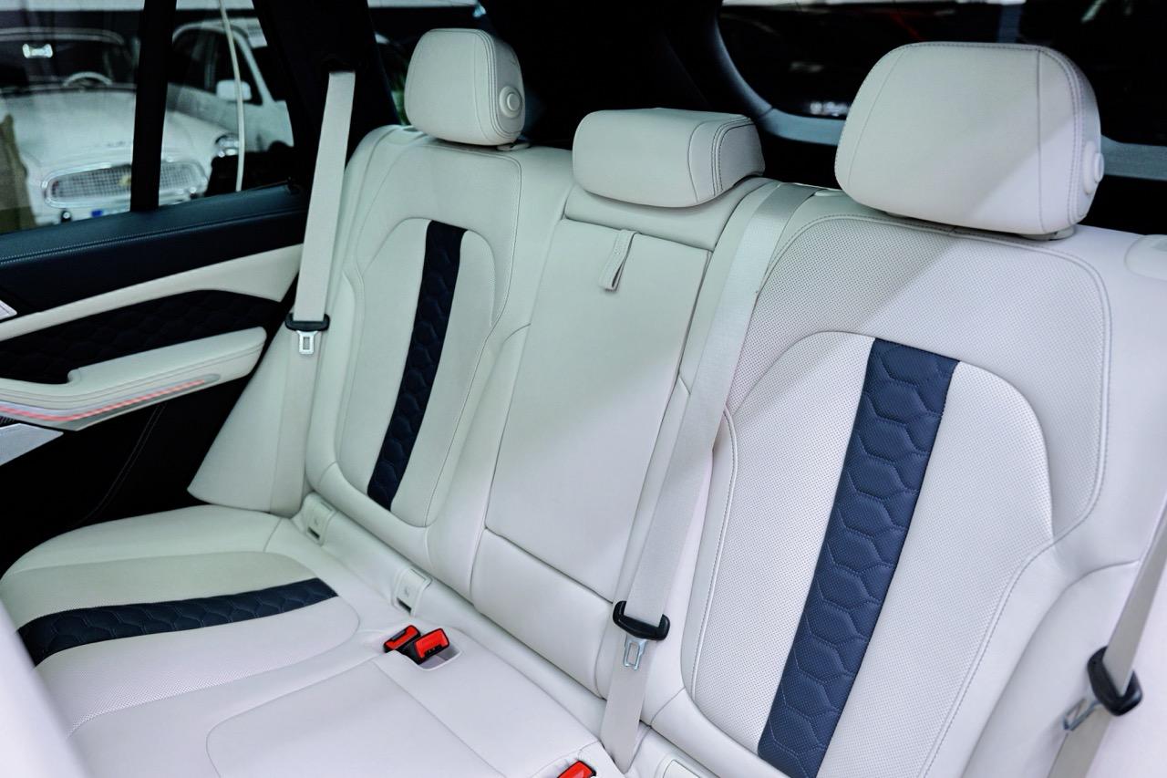 2022 BMW X5 M, tmavě modrá suv, 29 800 km