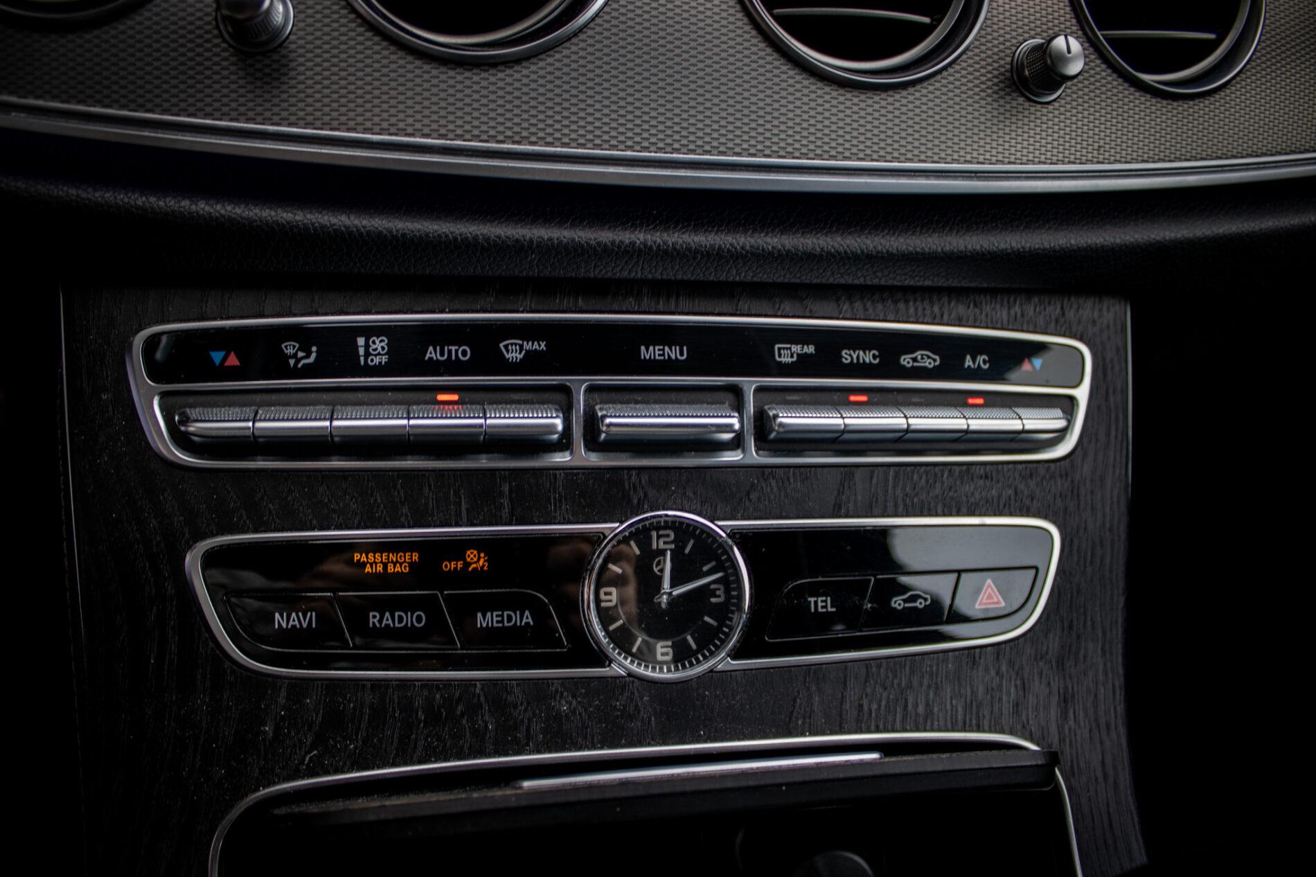 2018 Mercedes-Benz E 400d, bílá sedan, 142 796 km