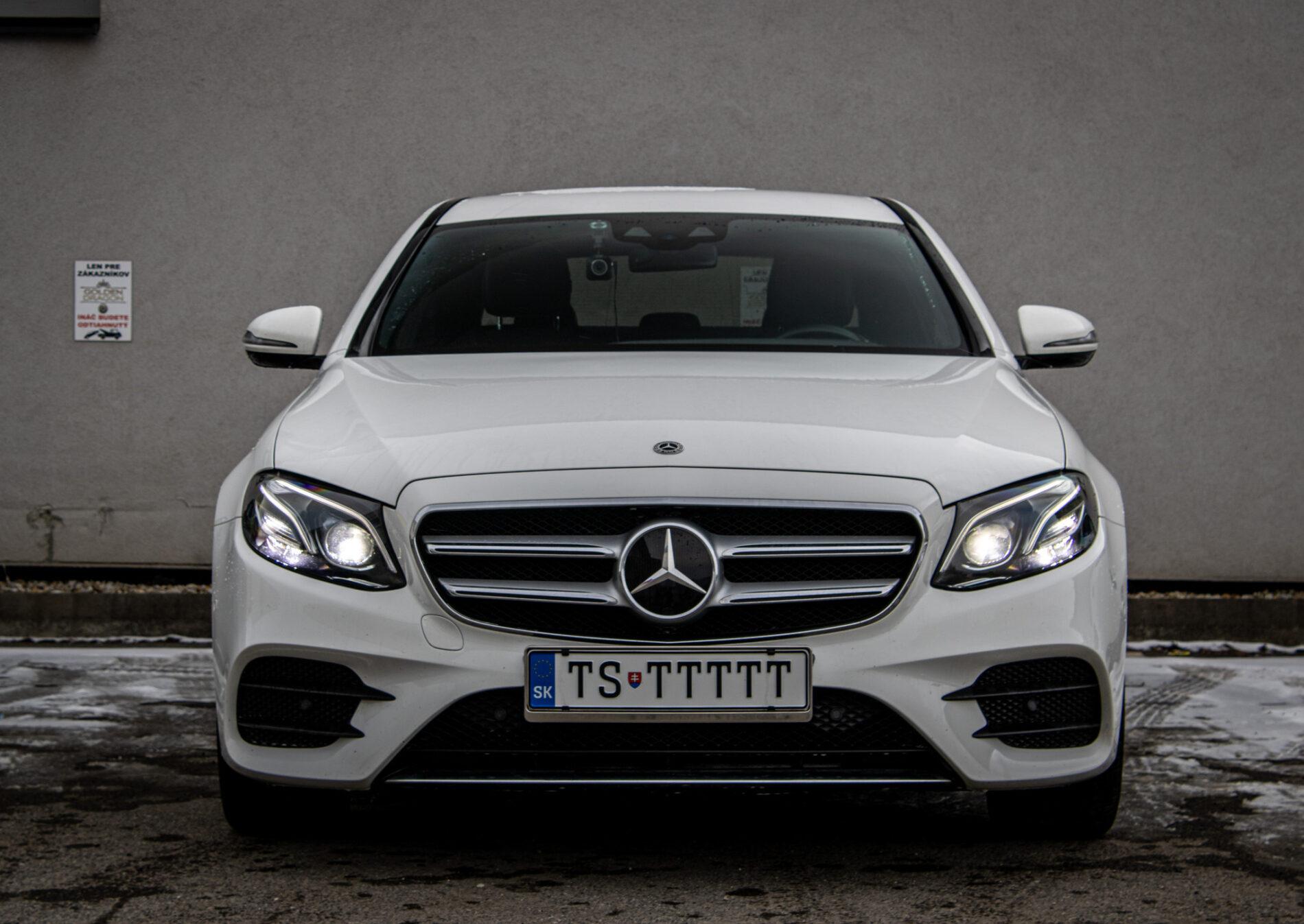 2018 Mercedes-Benz E 400d, bílá sedan, 142 796 km
