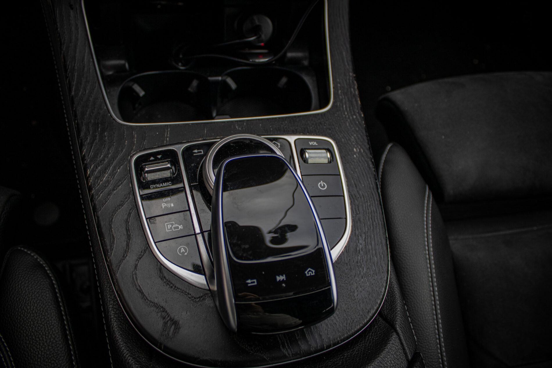 2018 Mercedes-Benz E 400d, bílá sedan, 142 796 km