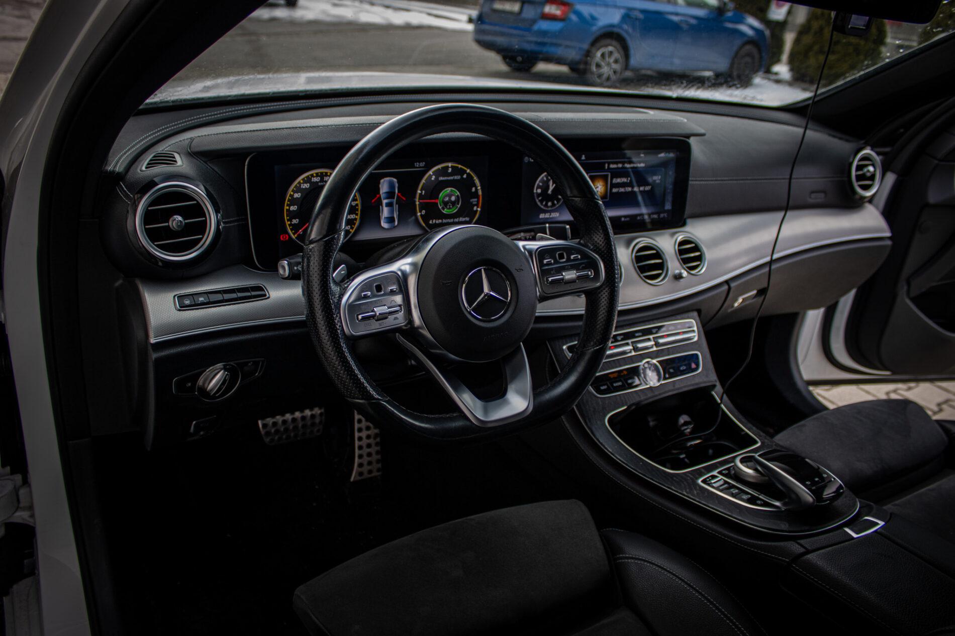 2018 Mercedes-Benz E 400d, bílá sedan, 142 796 km