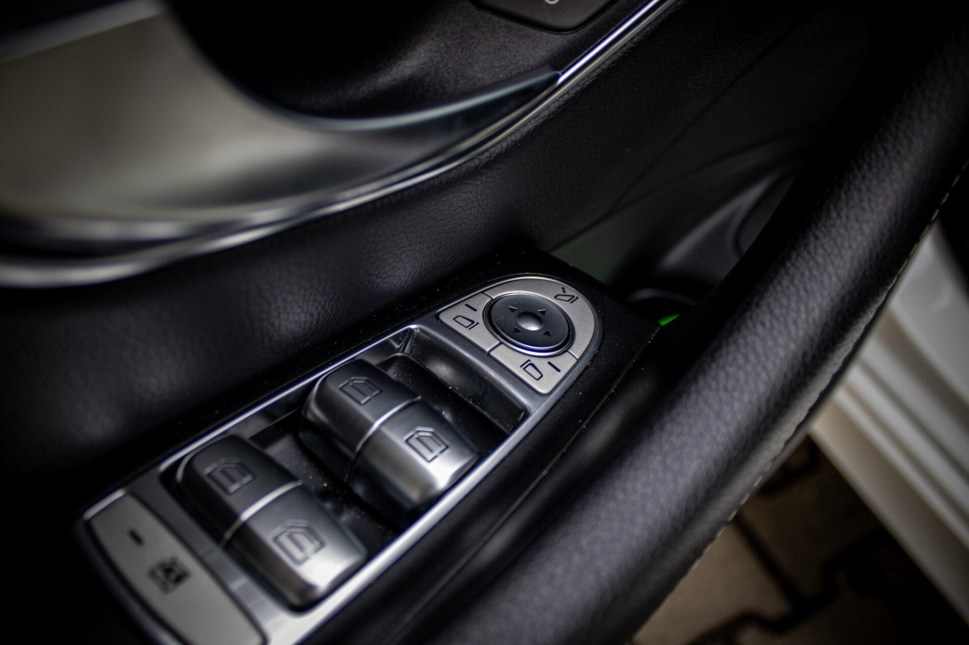 2018 Mercedes-Benz E 400d, bílá sedan, 142 796 km