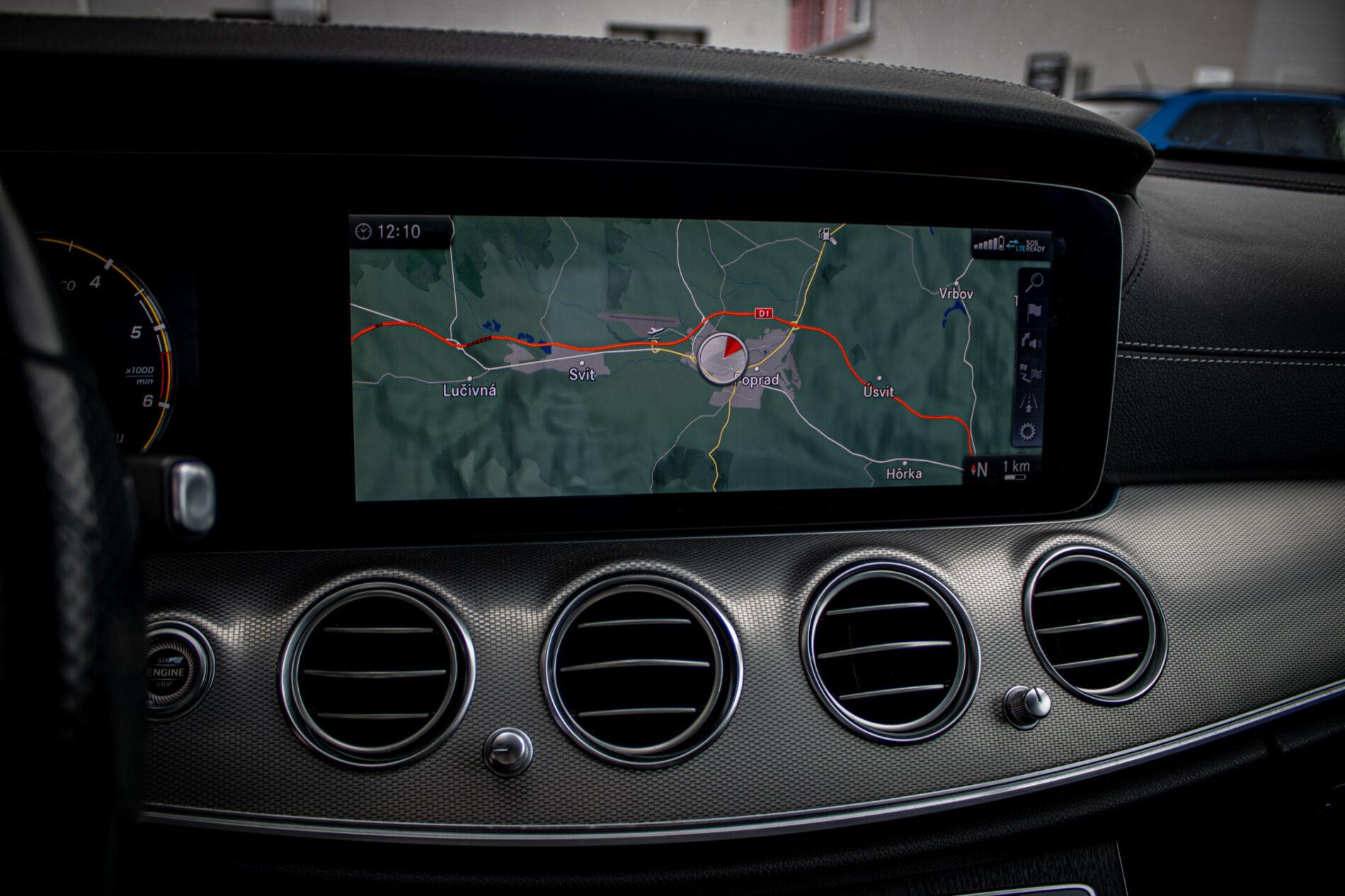 2018 Mercedes-Benz E 400d, bílá sedan, 142 796 km