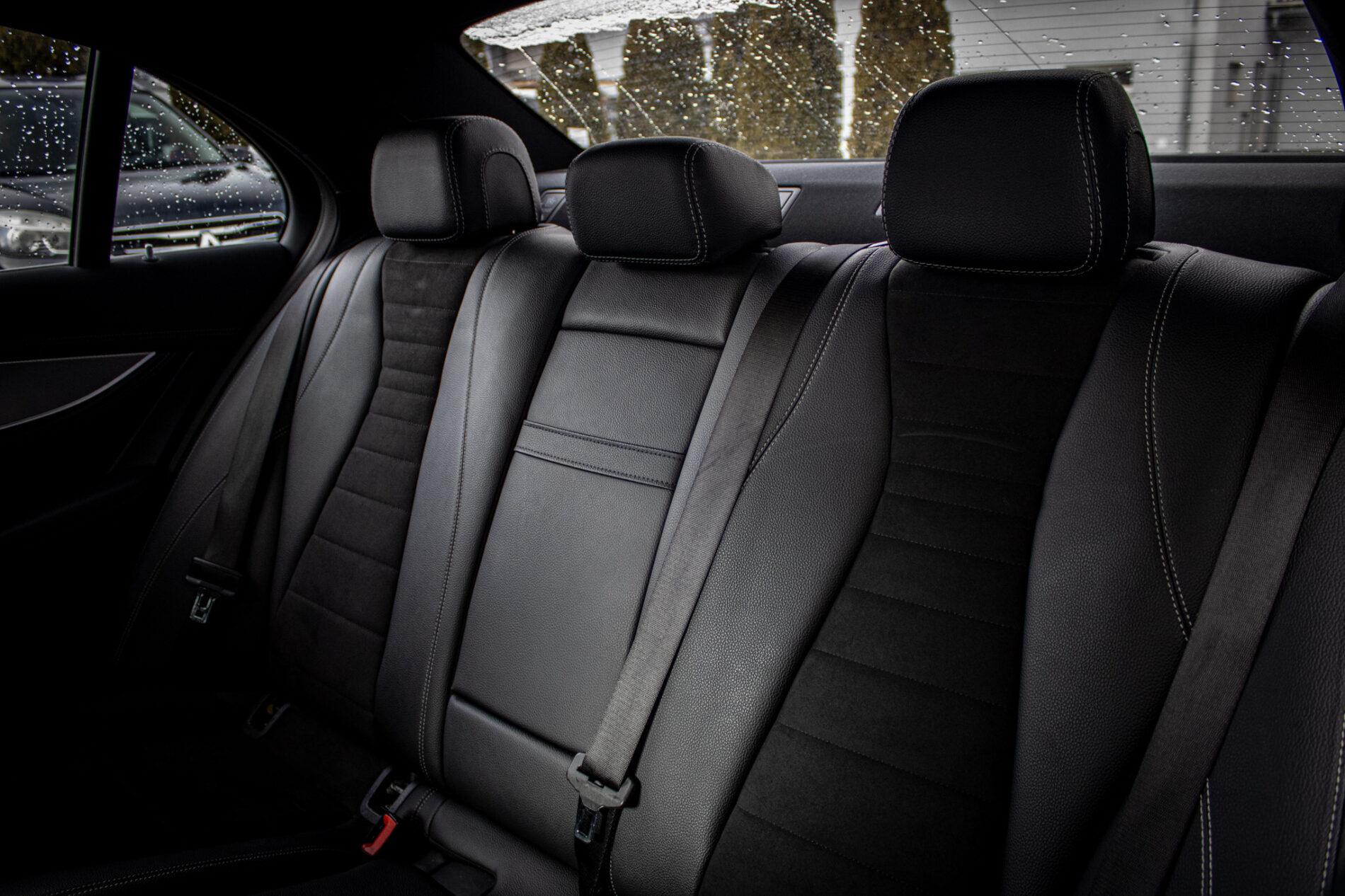 2018 Mercedes-Benz E 400d, bílá sedan, 142 796 km