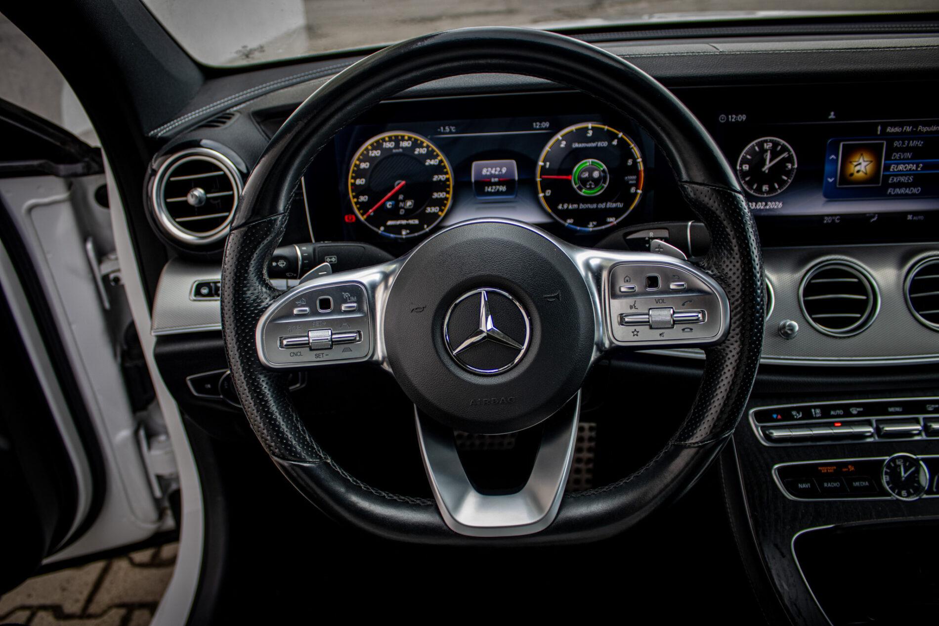 2018 Mercedes-Benz E 400d, bílá sedan, 142 796 km
