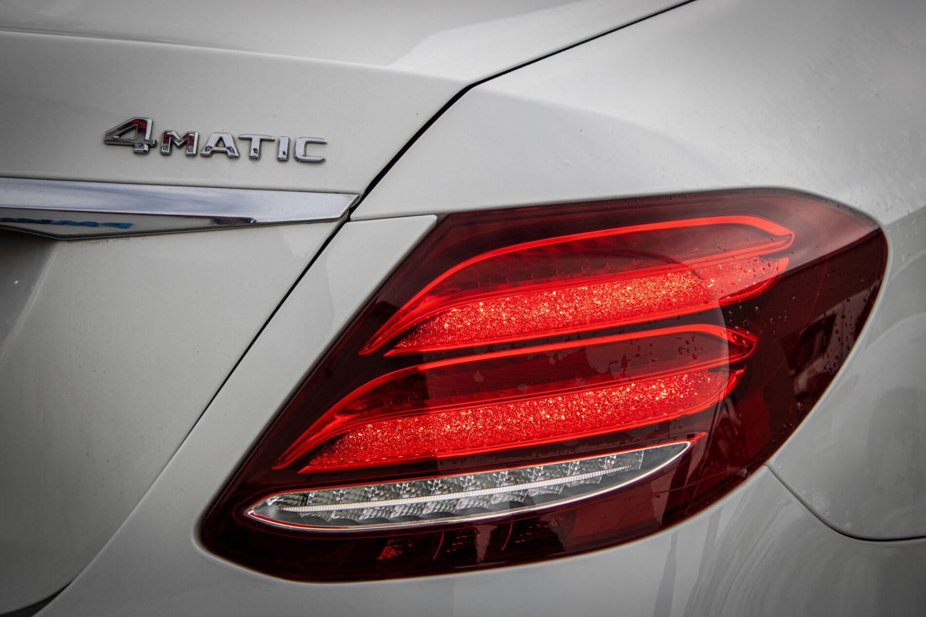 2018 Mercedes-Benz E 400d, bílá sedan, 142 796 km