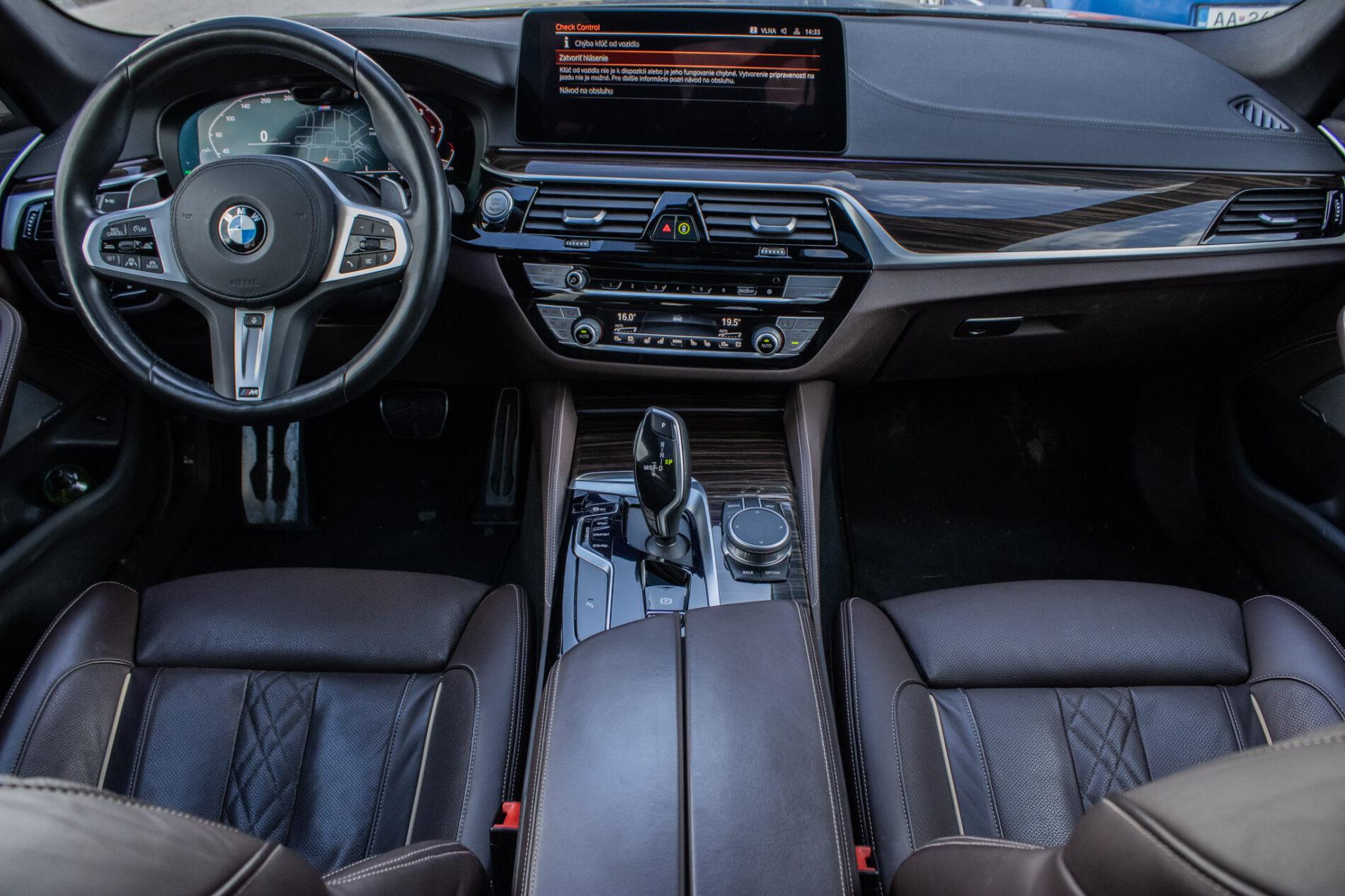 2021 BMW 540d, šedá sedan, 46 152 km