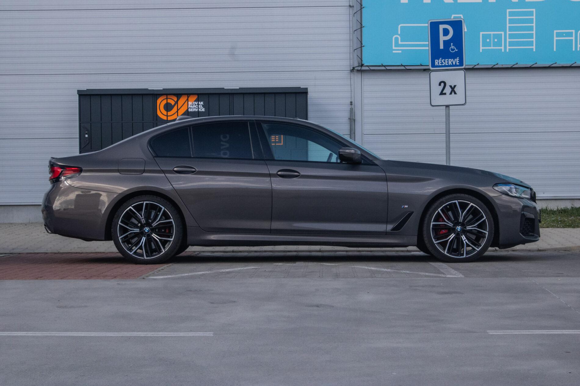2021 BMW 540d, šedá sedan, 46 152 km