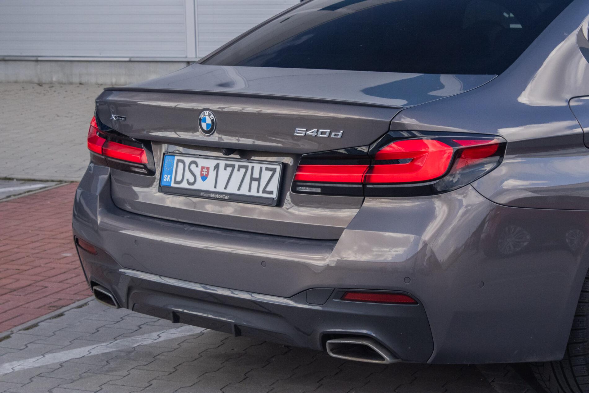 2021 BMW 540d, šedá sedan, 46 152 km