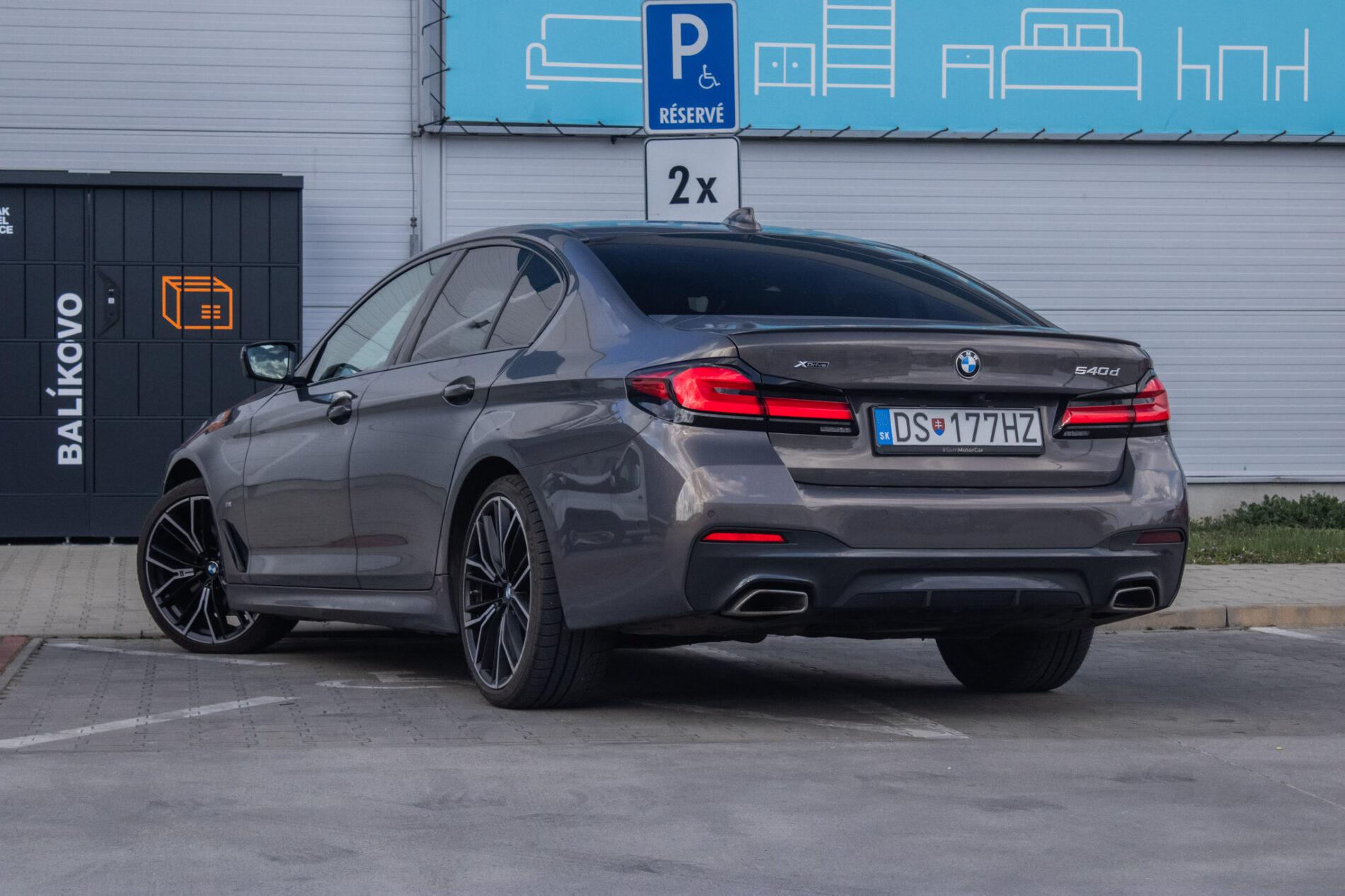 2021 BMW 540d, šedá sedan, 46 152 km