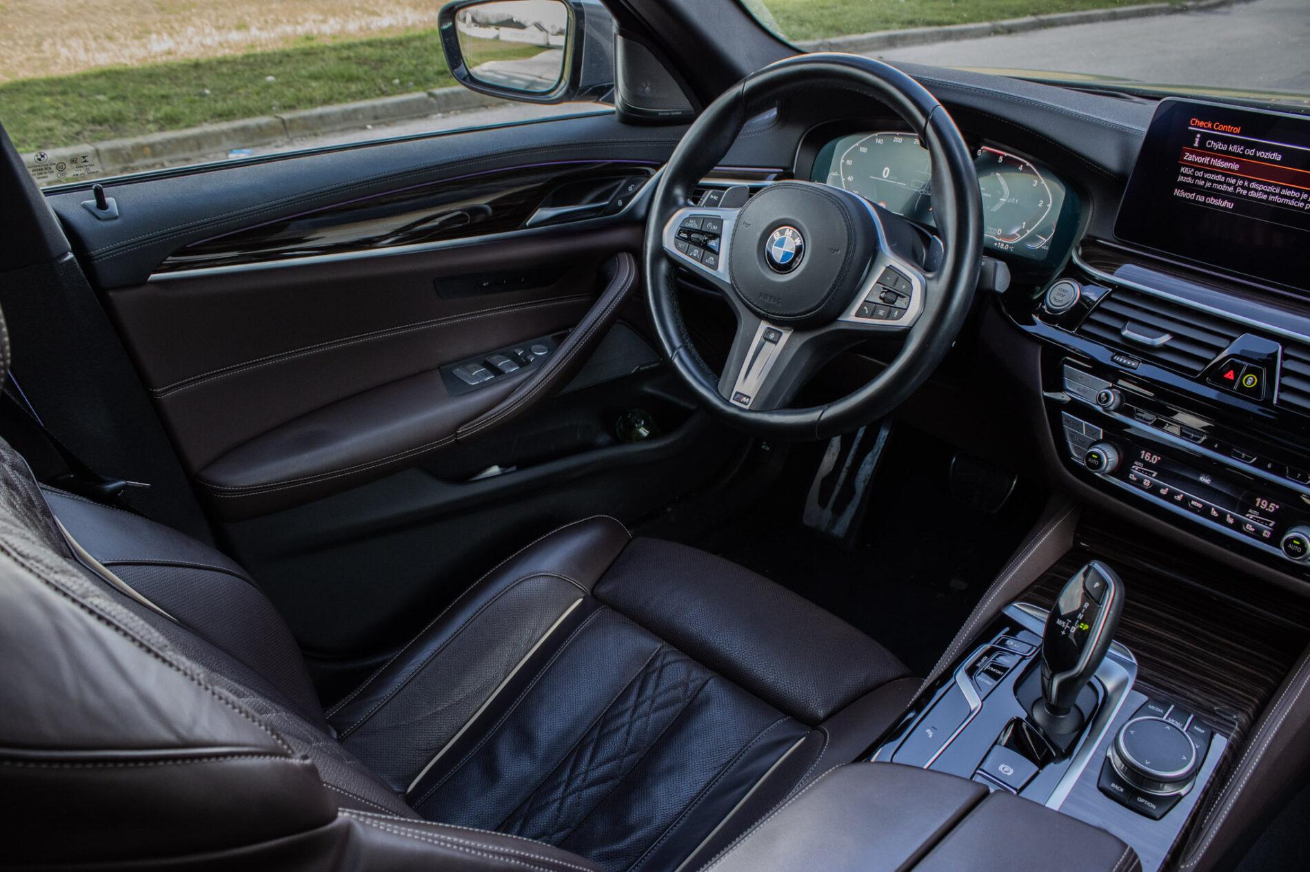 2021 BMW 540d, šedá sedan, 46 152 km