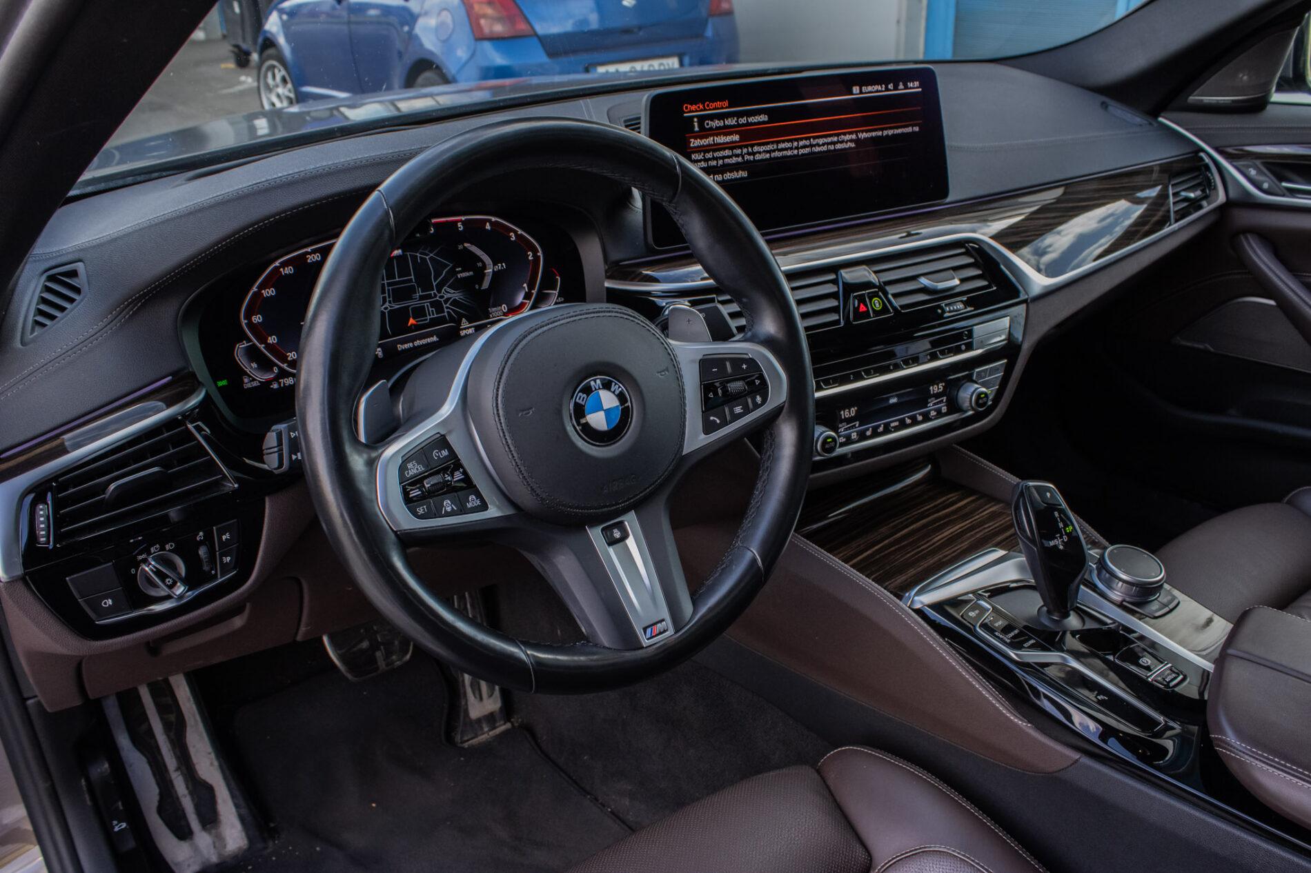2021 BMW 540d, šedá sedan, 46 152 km