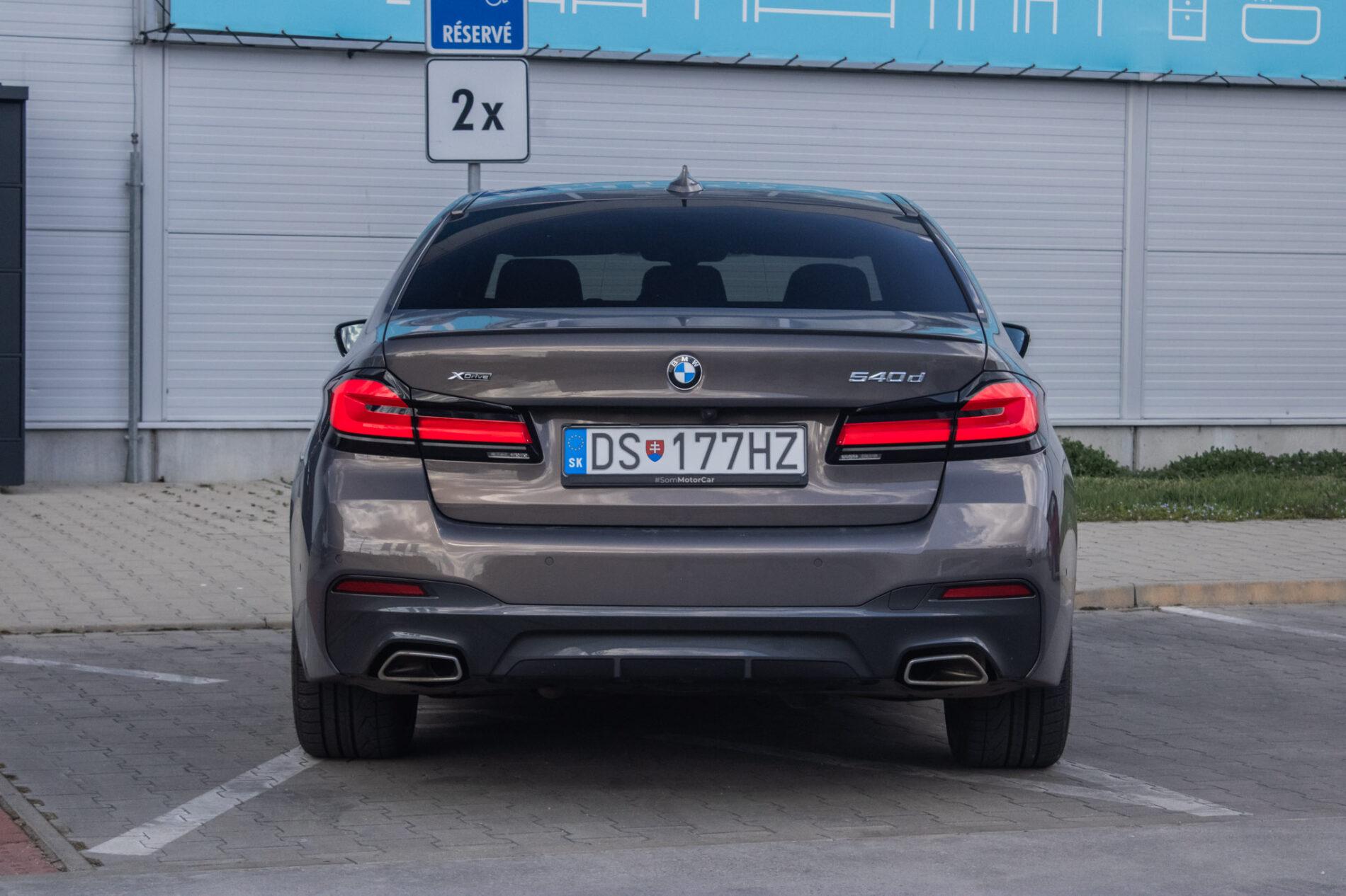 2021 BMW 540d, šedá sedan, 46 152 km