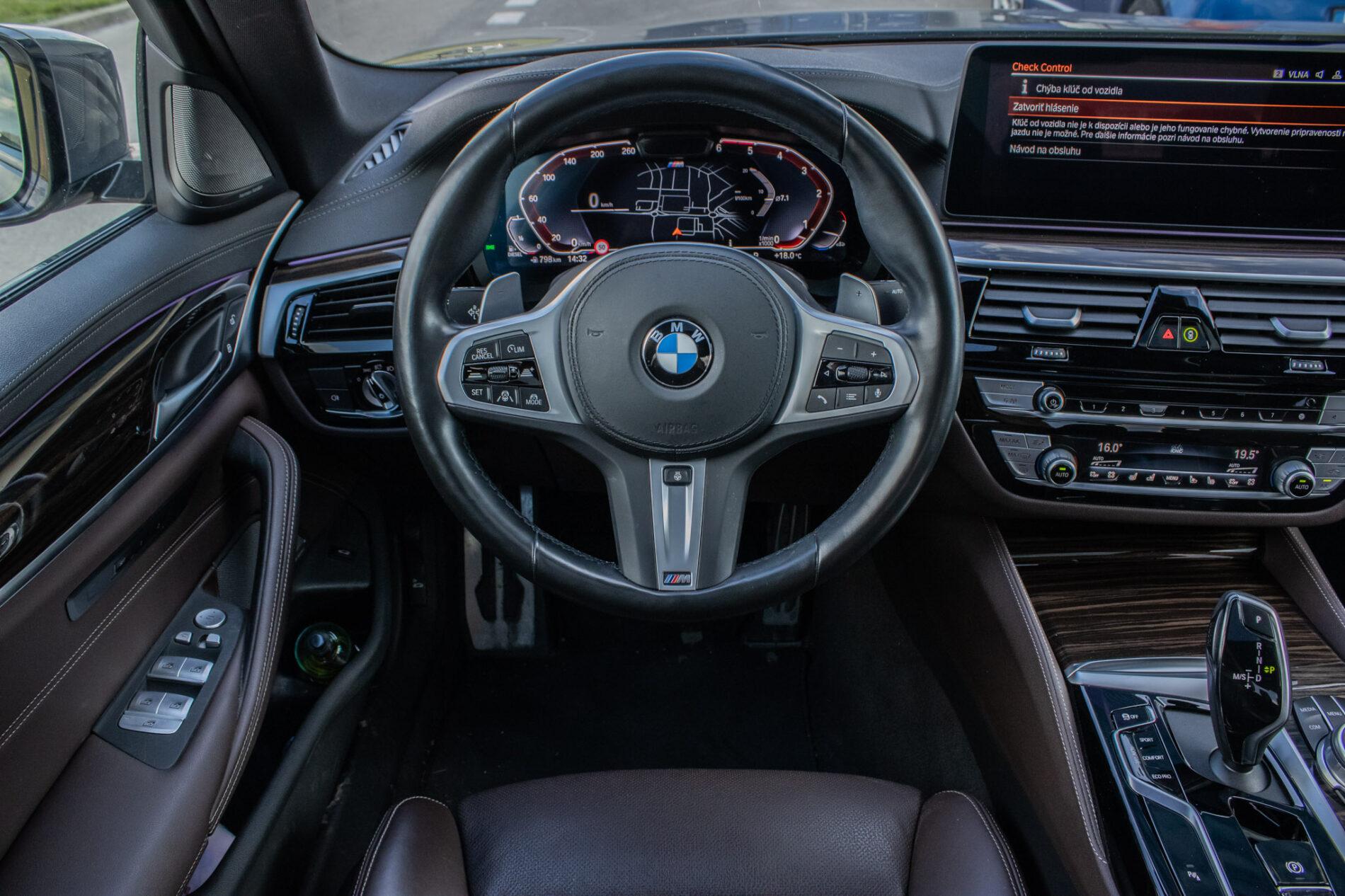 2021 BMW 540d, šedá sedan, 46 152 km