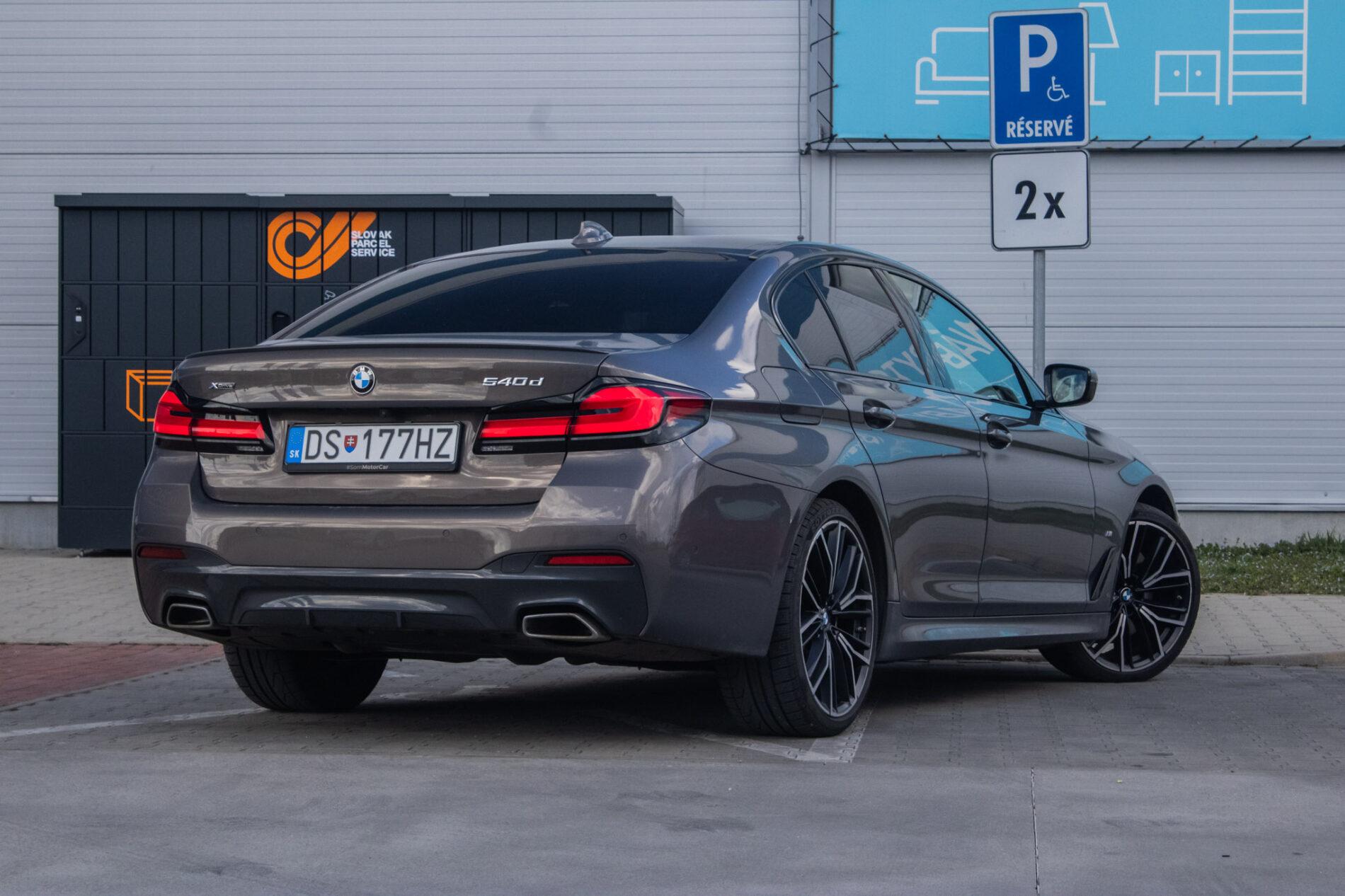 2021 BMW 540d, šedá sedan, 46 152 km