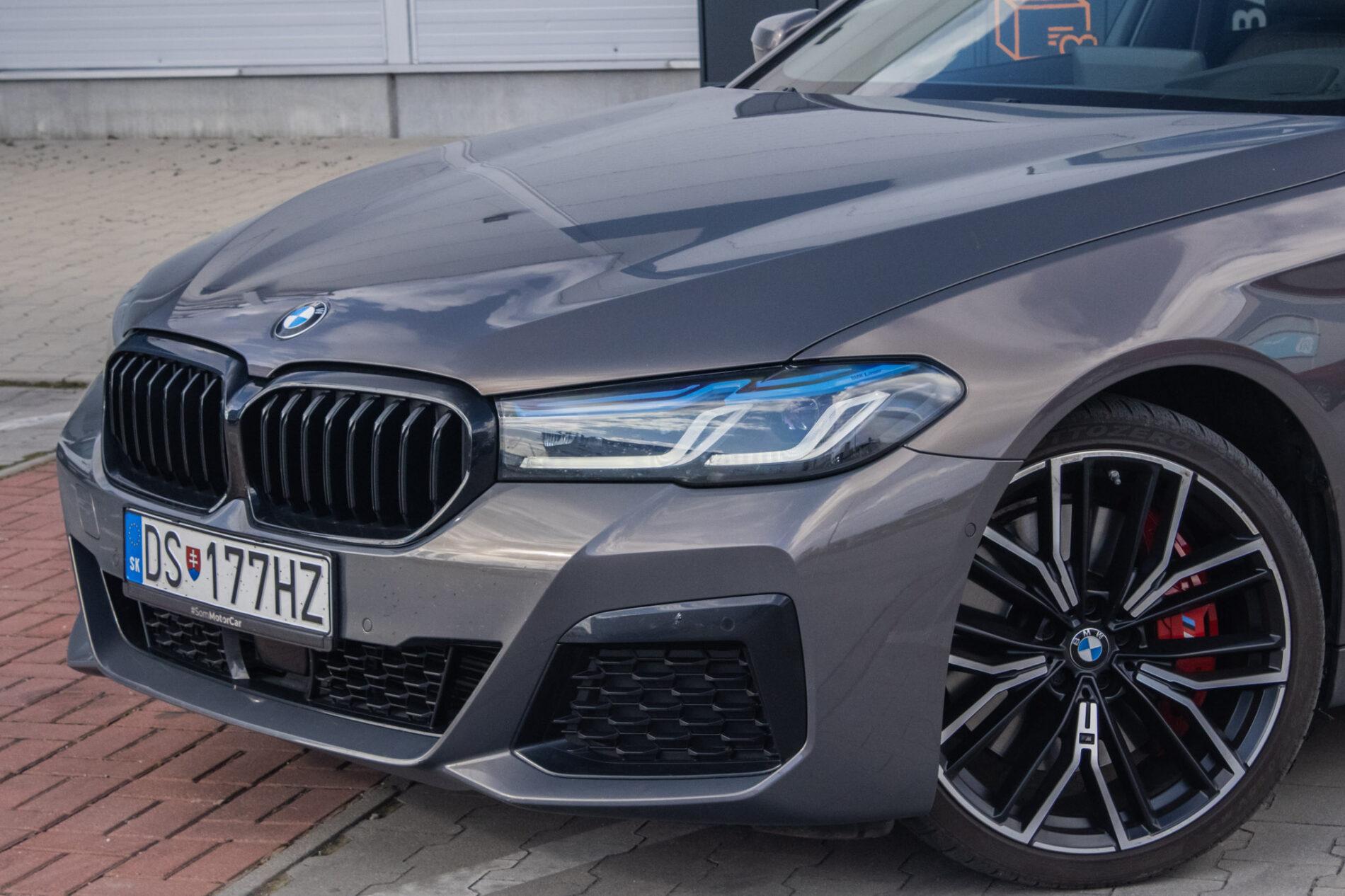 2021 BMW 540d, šedá sedan, 46 152 km
