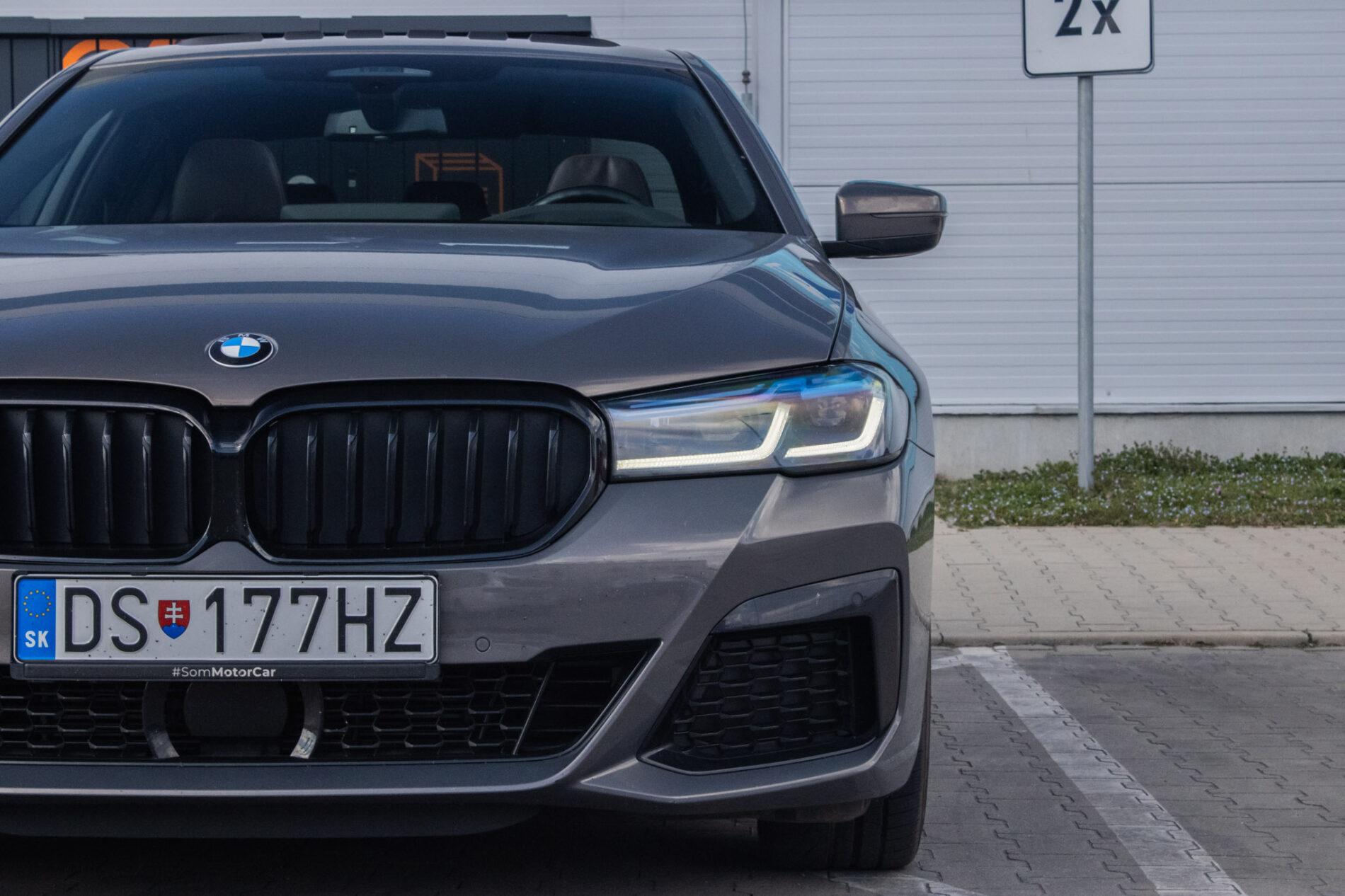 2021 BMW 540d, šedá sedan, 46 152 km