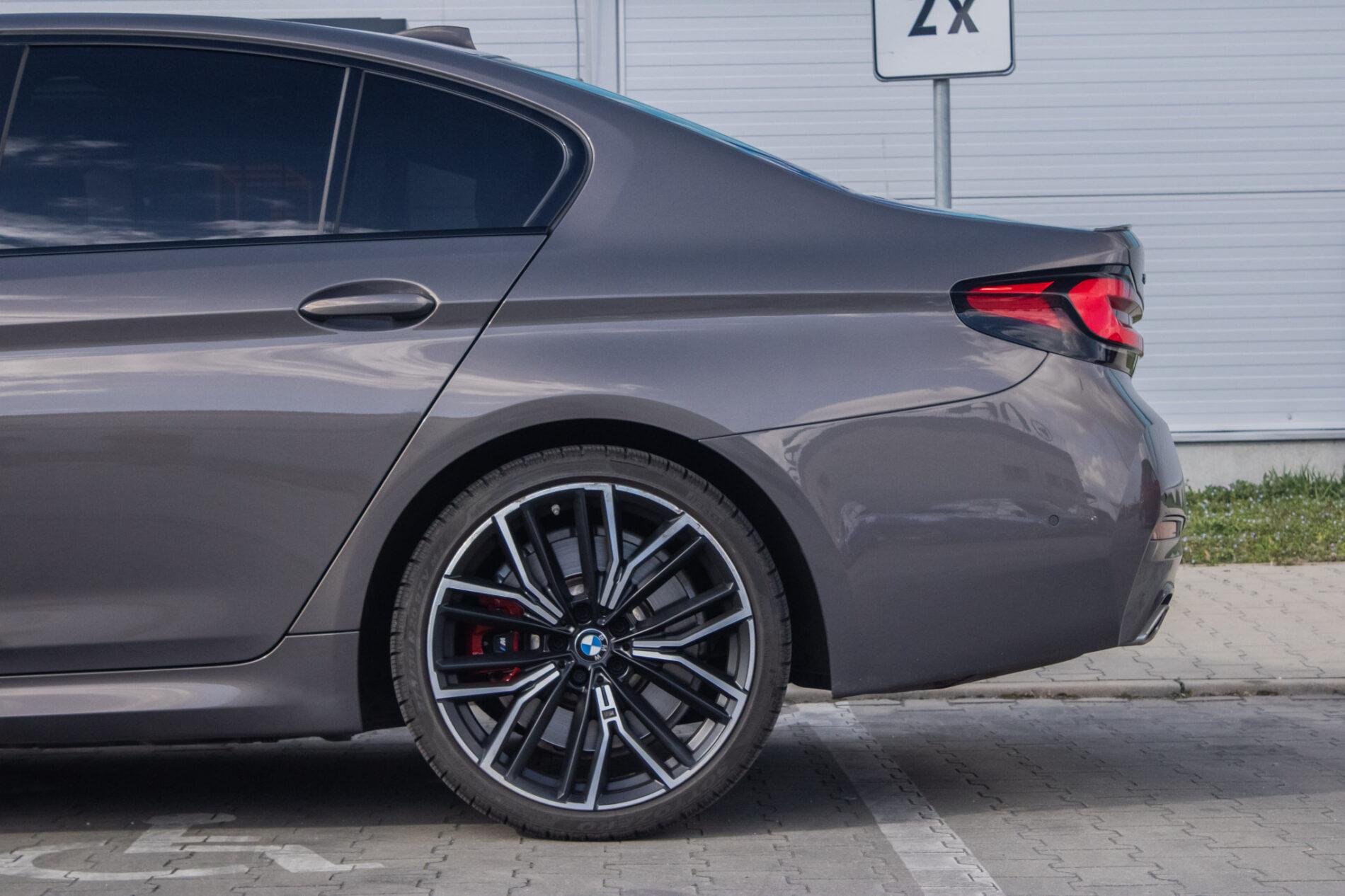 2021 BMW 540d, šedá sedan, 46 152 km