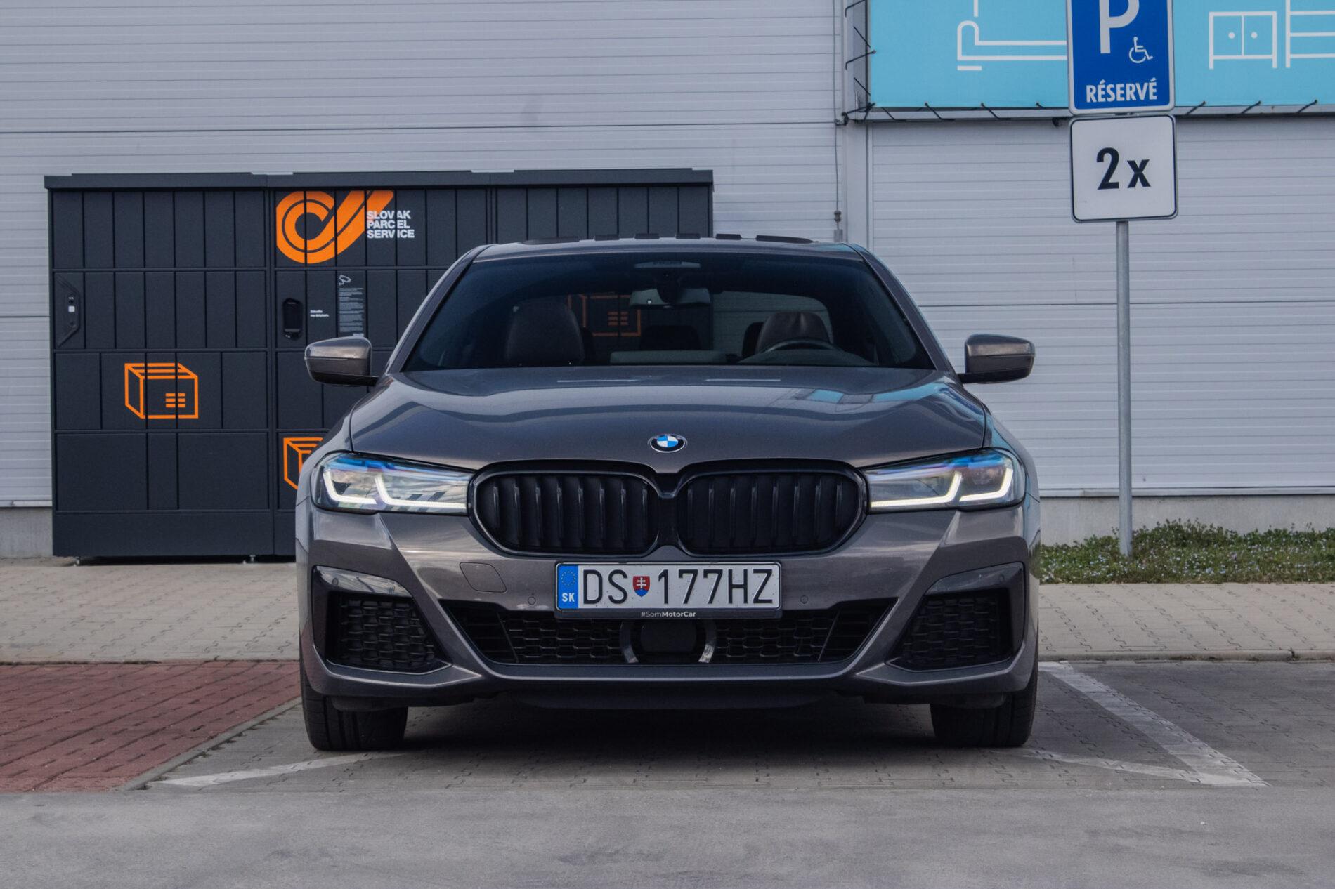 2021 BMW 540d, šedá sedan, 46 152 km